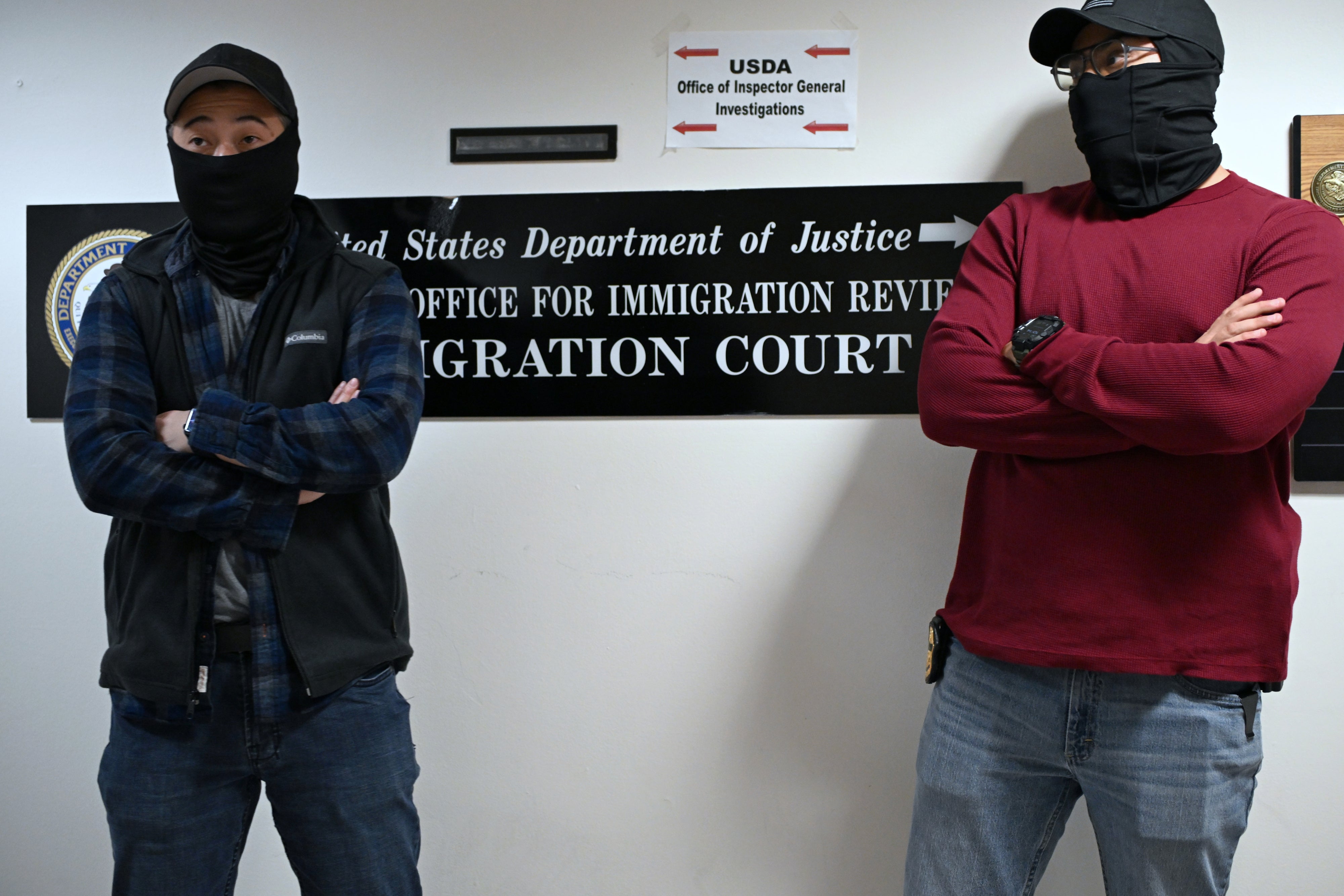 Agentes federales de EE. UU. enmascarados frente al tribunal de inmigración en Manhattan ubicado en 26 Federal Plaza, Ciudad de Nueva York, el 31 de octubre de 2025.