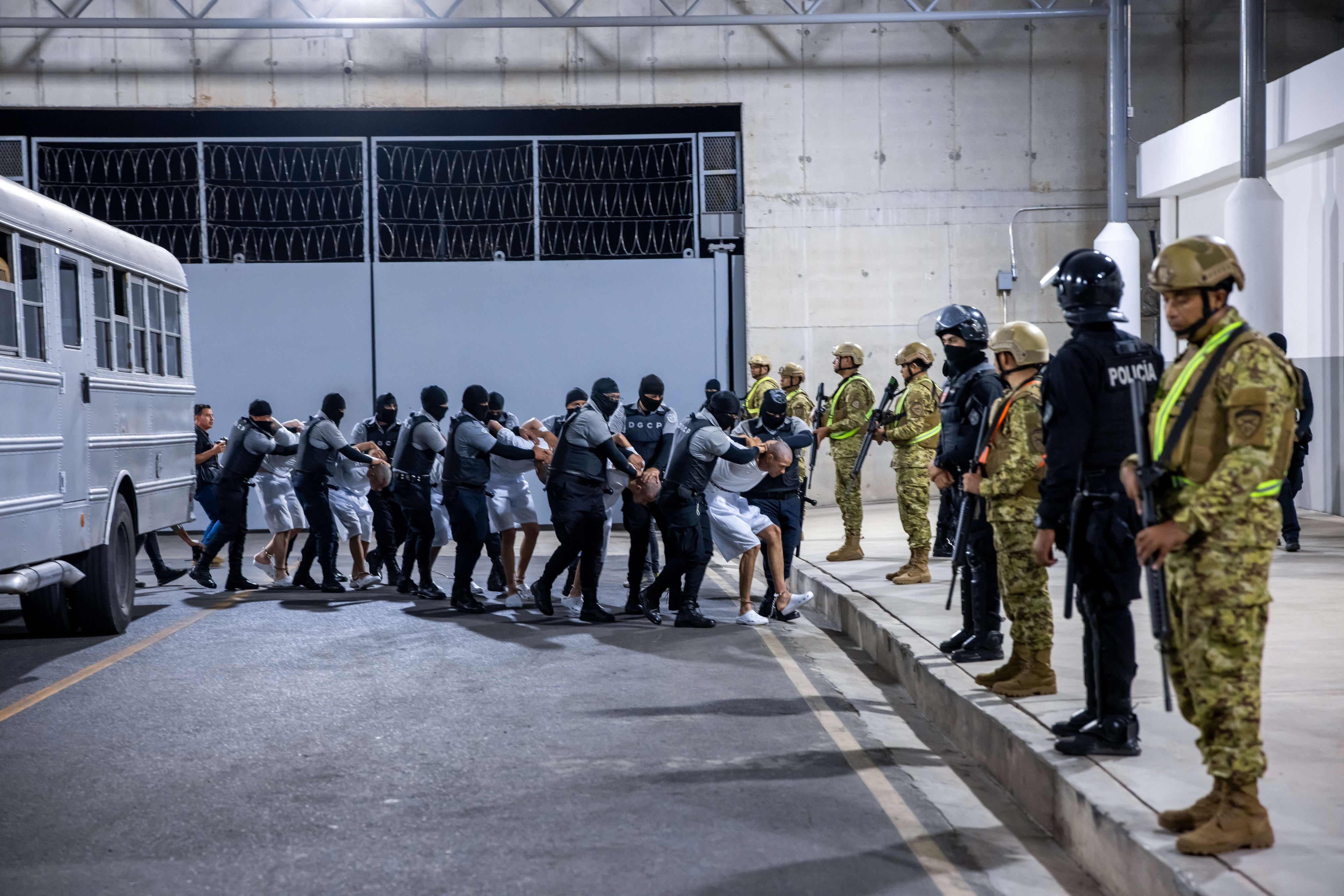 Nacionales venezolanos y salvadoreños deportados desde Estados Unidos son trasladados al Centro de Confinamiento del Terrorismo (CECOT) en San Salvador, El Salvador, el 31 de marzo de 2025.