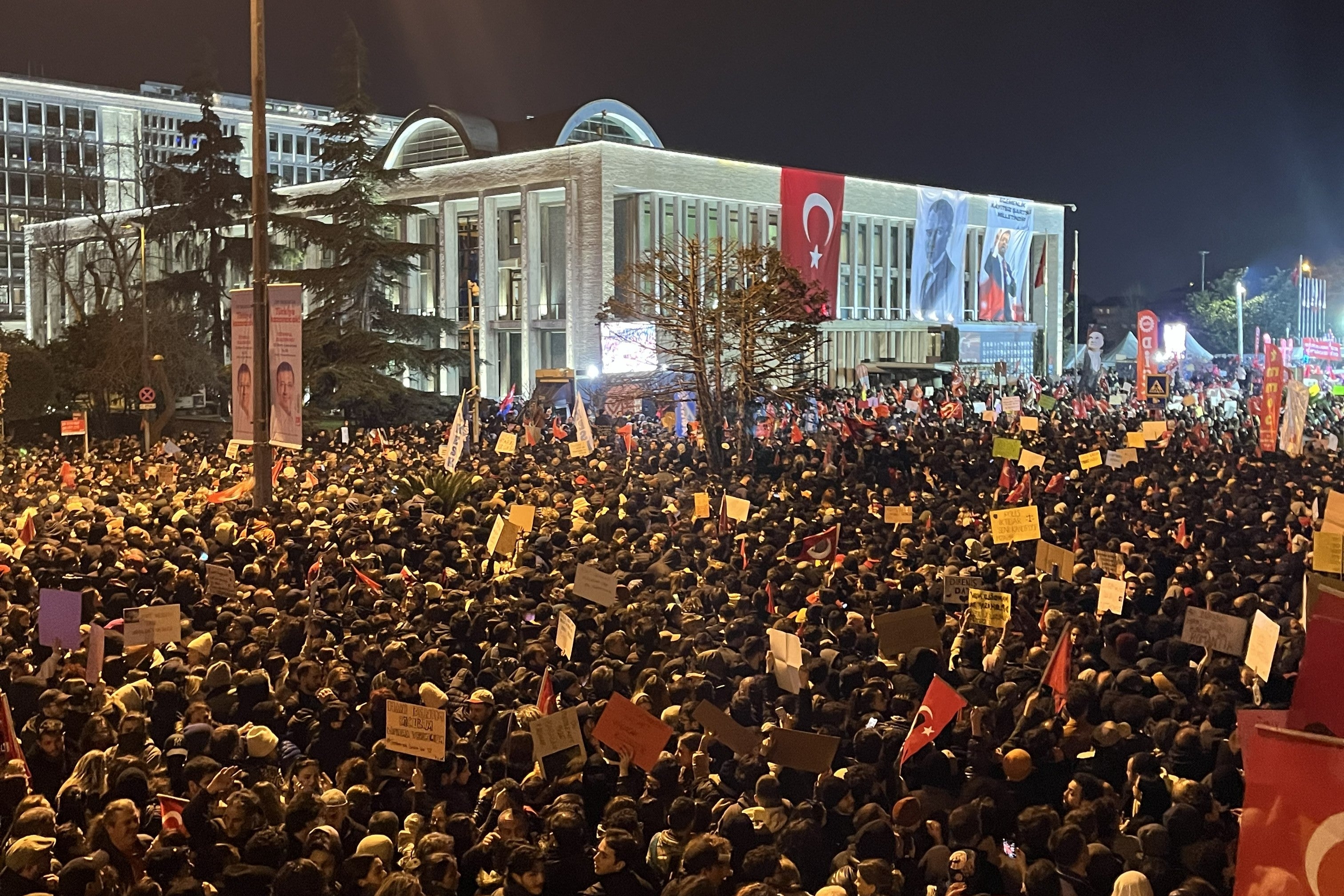 İstanbul Büyükşehir Belediye Başkanı Ekrem İmamoğlu'nun gözaltına alınmasını protesto edenler 22 Mart 2025 tarihinde Saraçhane belediye binası önünde toplandı.