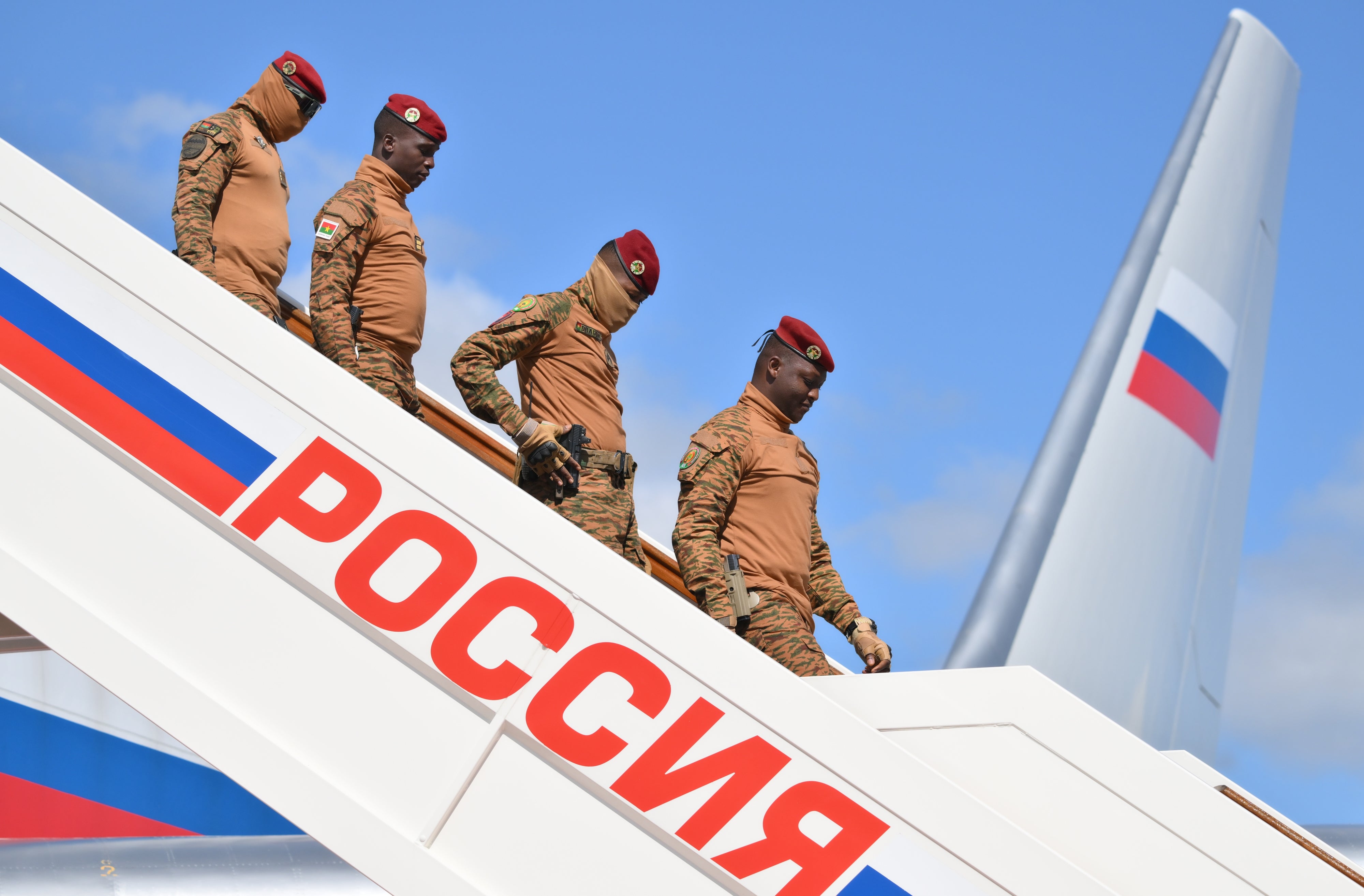 Le président du Burkina Faso arrive à l’aéroport de Moscou.