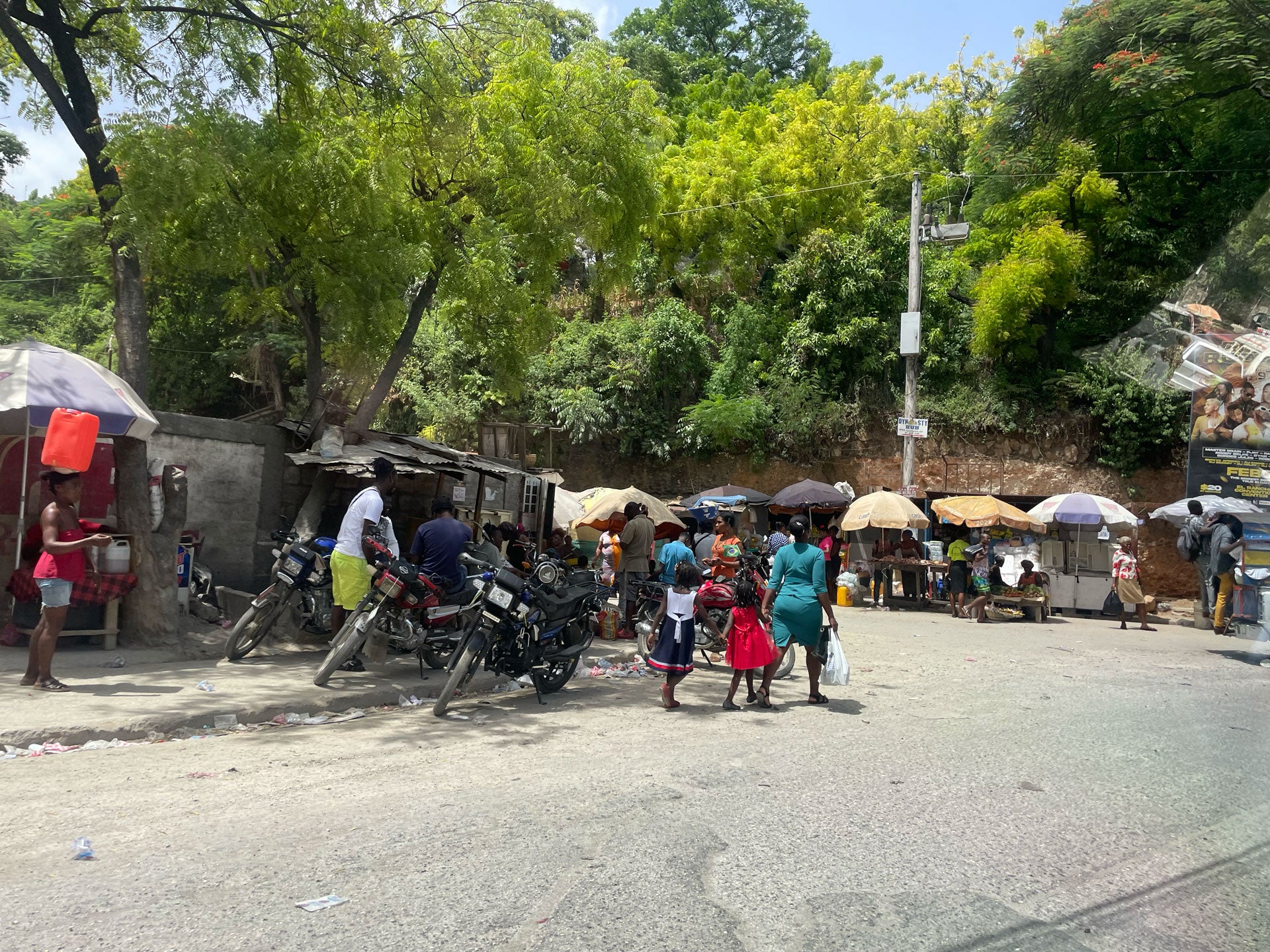 Une femme accompagnée de ses deux filles marche dans une rue à Port-au-Prince, en Haïti, en juillet 2024.