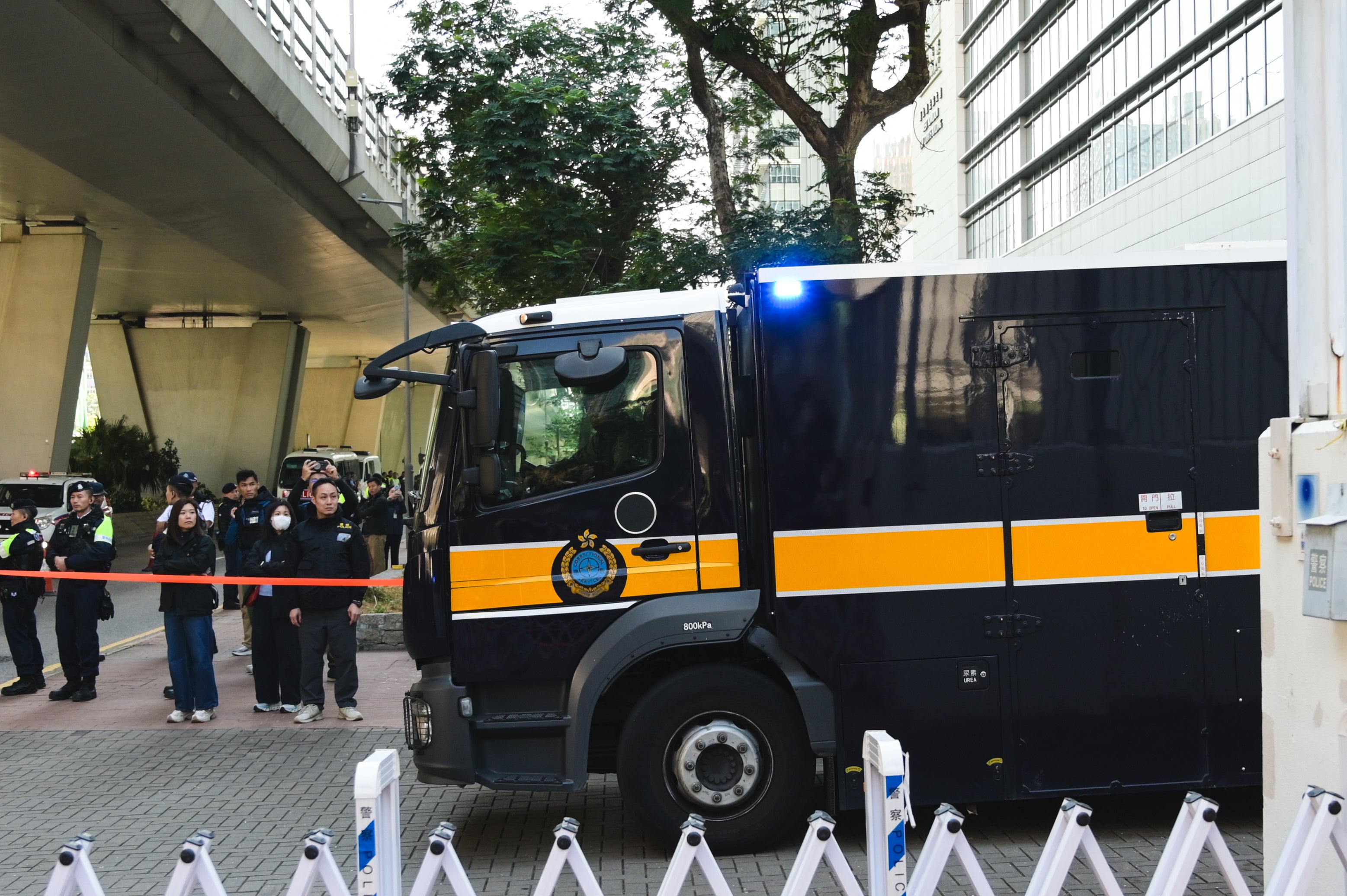 Un fourgon pénitentiaire transportant Jimmy Lai quittait la Haute Cour de Hong Kong afin de le ramener en prison, le 15 décembre 2025.  