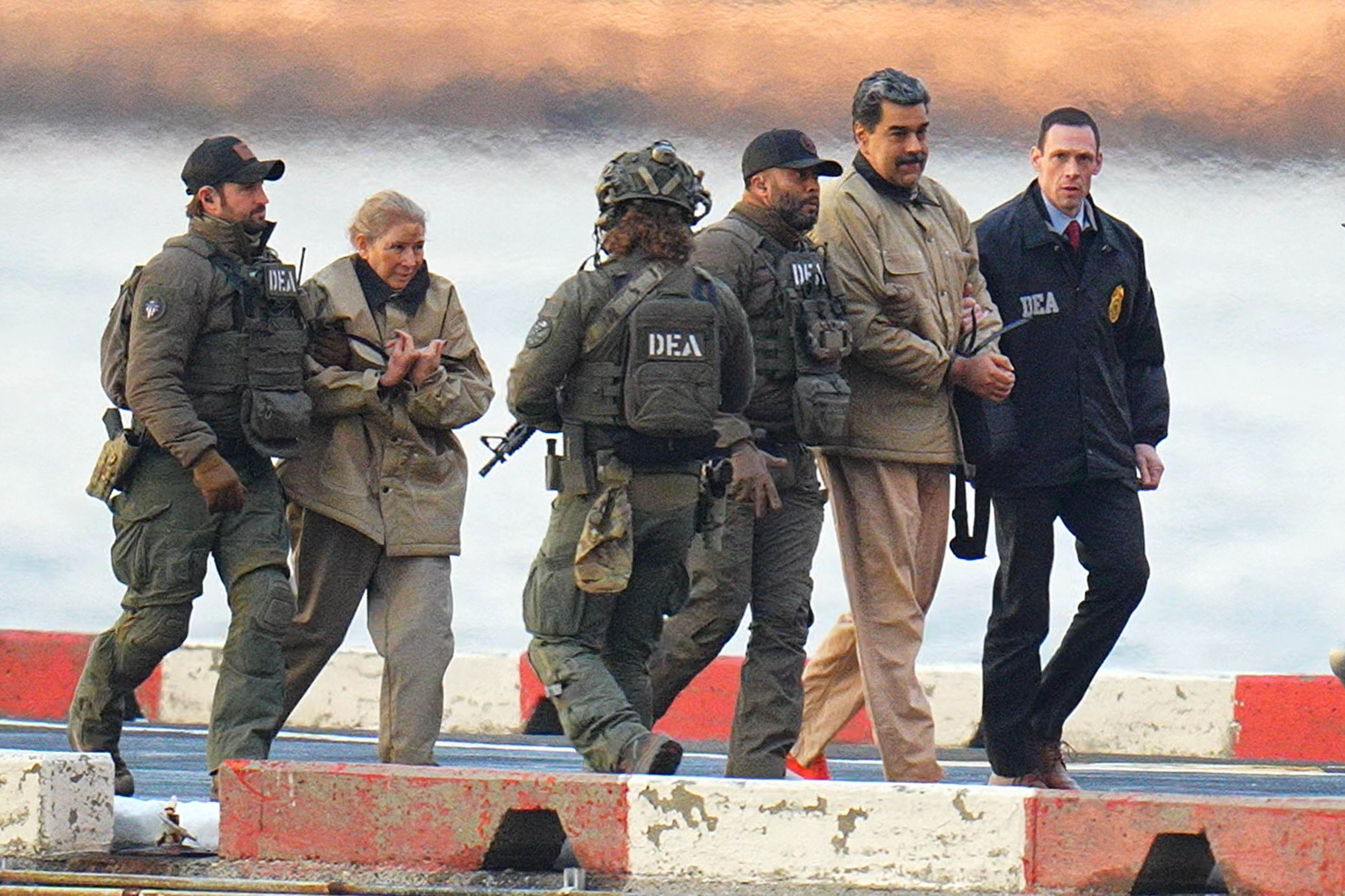 Le président vénézuélien, Nicolás Maduro, et son épouse, Cilia Flores, capturés au Venezuela le 3 janvier 2026, étaient menottés et escortés par des agents de l’Administration de lutte contre la drogue (Drug Enforcement Administration, DEA) qui les amenaient à un tribunal fédéral de Manhattan, à New York, le 5 janvier 2026.