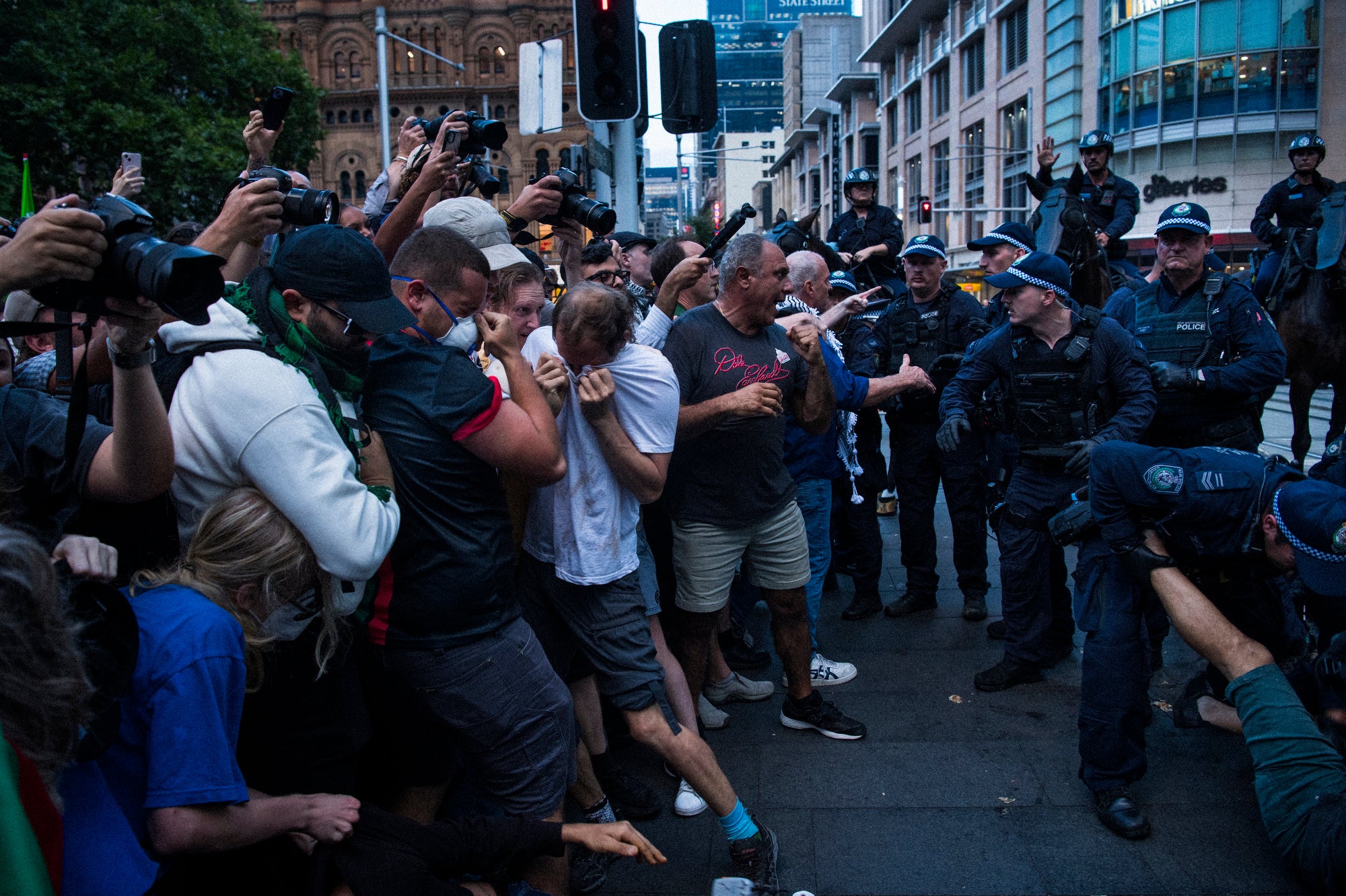 Des personnes qui manifestaient contre la visite en Australie du président israélien Isaac Herzog se retrouvaient face à des policiers à Sydney (État de Nouvelle-Galles du Sud), le 9 février 2026.