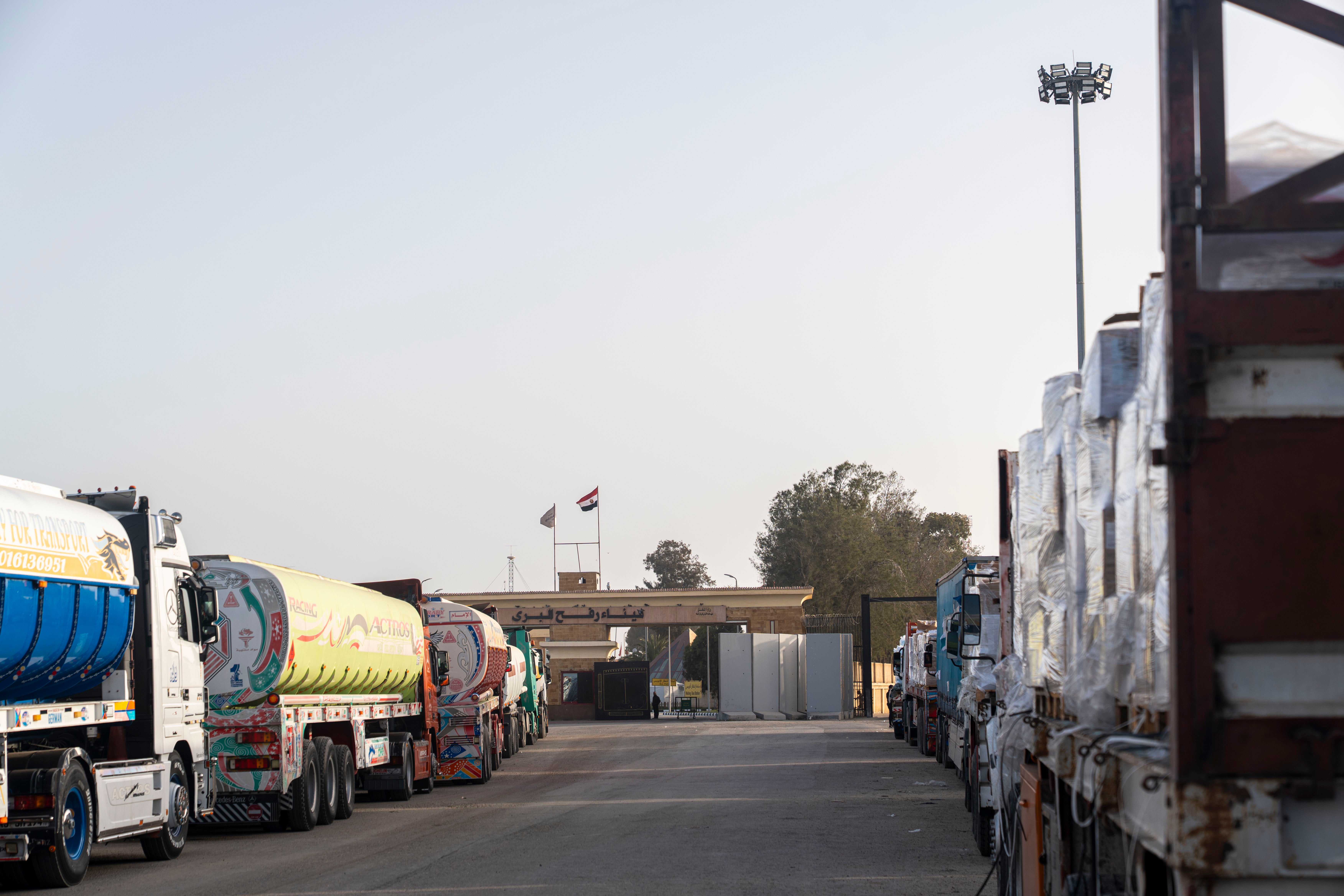 Des camions transportant de l'aide humanitaire vers Gaza attendaient près de la frontière égyptienne, devant le point de passage entre l’Égypte et Rafah, dans le sud-ouest de la bande de Gaza, le 27 janvier 2026.
