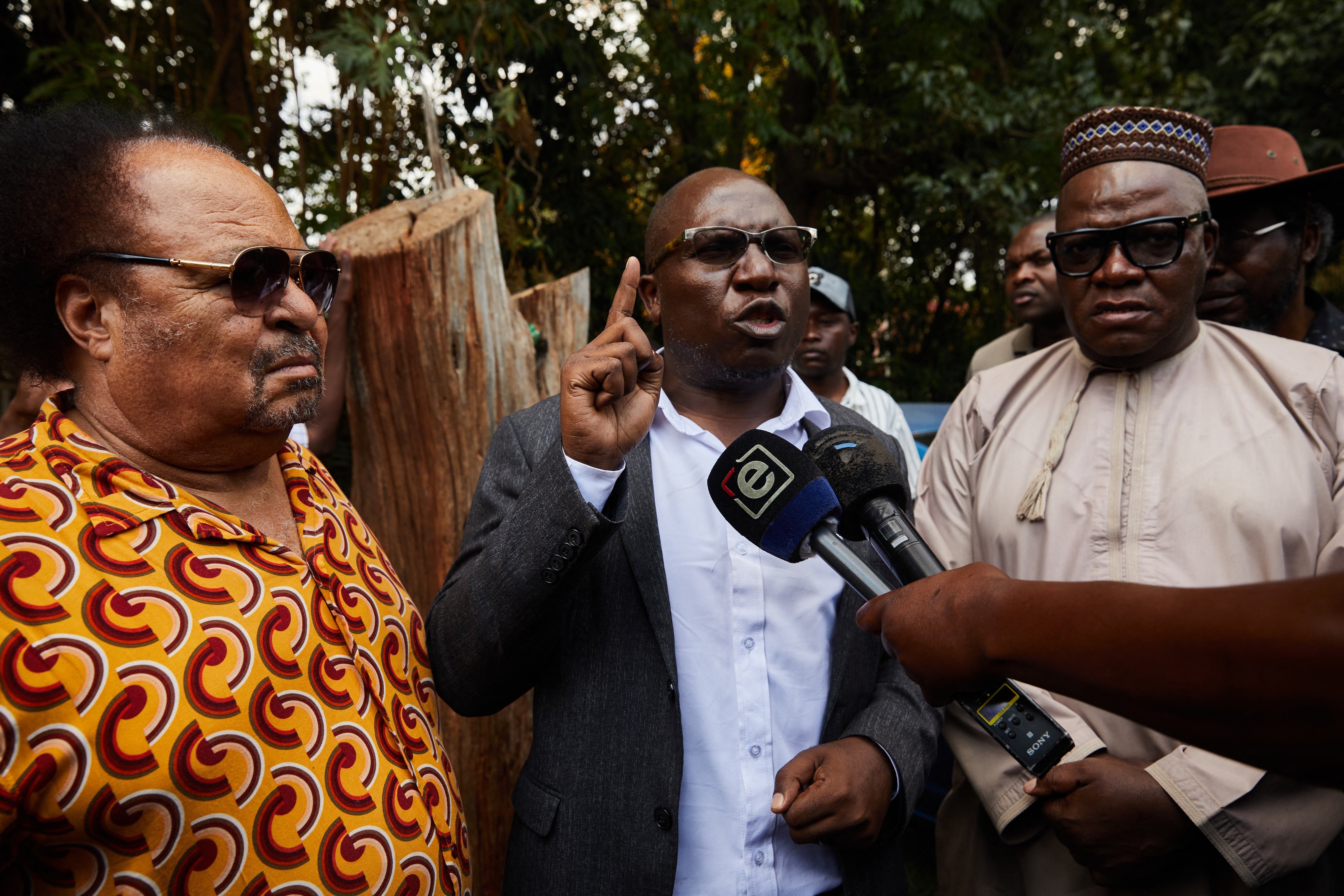 Le directeur de l’ONG zimbabwéenne SAPES Trust, Ibbo Mandaza (à gauche), Jacob Ngarivhume, leader du parti d'opposition Transform Zimbabwe (au centre) et Tendai Biti, directeur du Constitutional Defenders Forum (à droite) s'adressaient aux médias à Harare, au Zimbabwe, le 28 octobre 2025. 