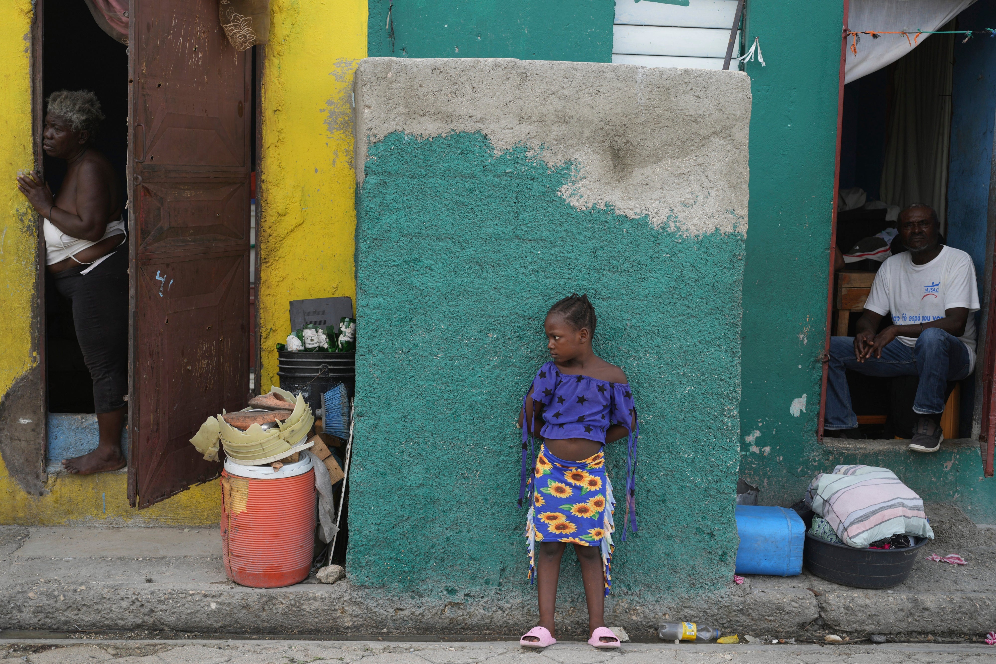 Personas observan una calle en el barrio Simon-Pelé de Puerto Príncipe, Haití, el 22 de septiembre de 2025.