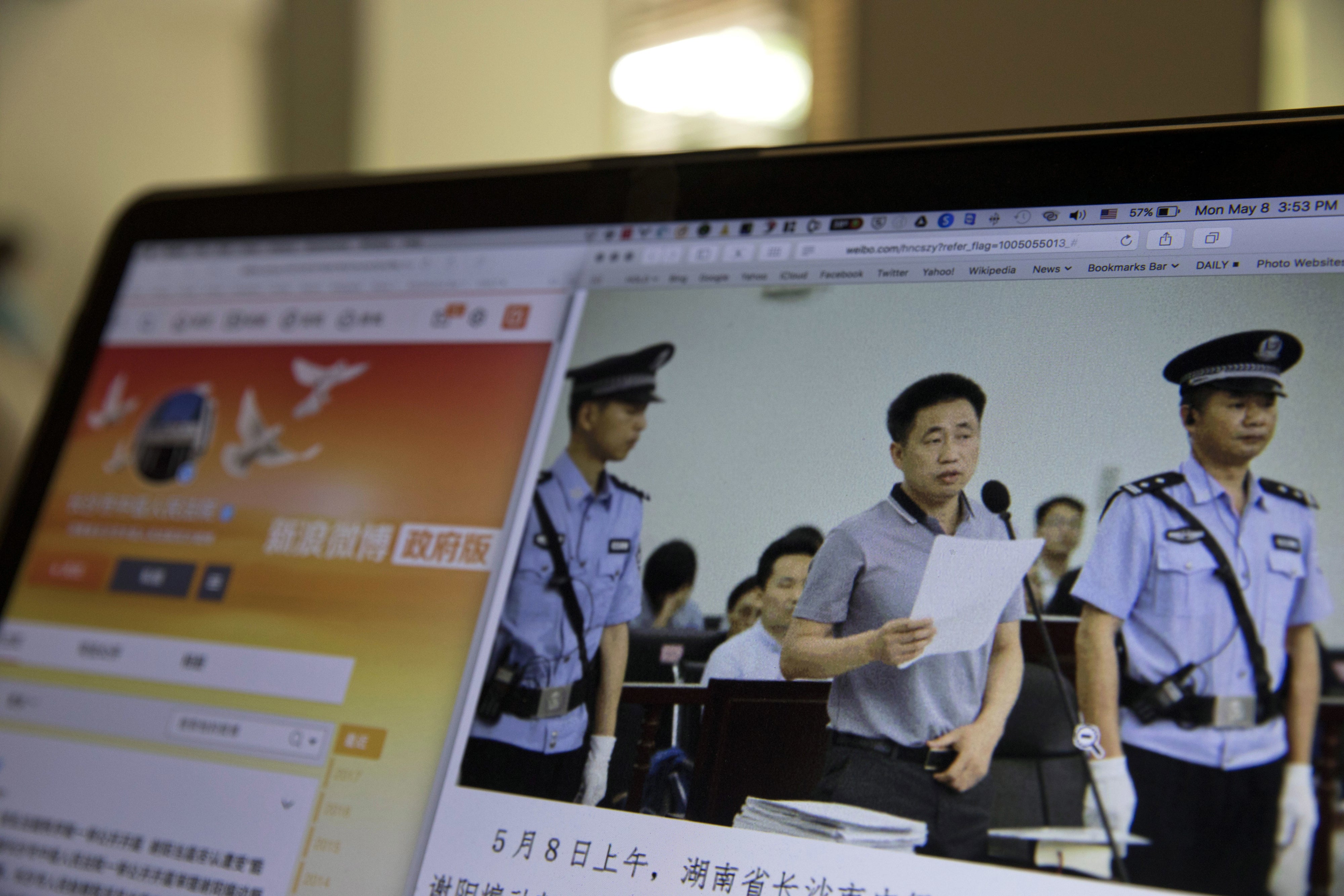 Une image du procès en mai 2017 de l'avocat défenseur des droits humains Xie Yang, au Tribunal populaire intermédiaire de Changsha, à Pékin, visible sur un ordinateur le 8 mai 2017.