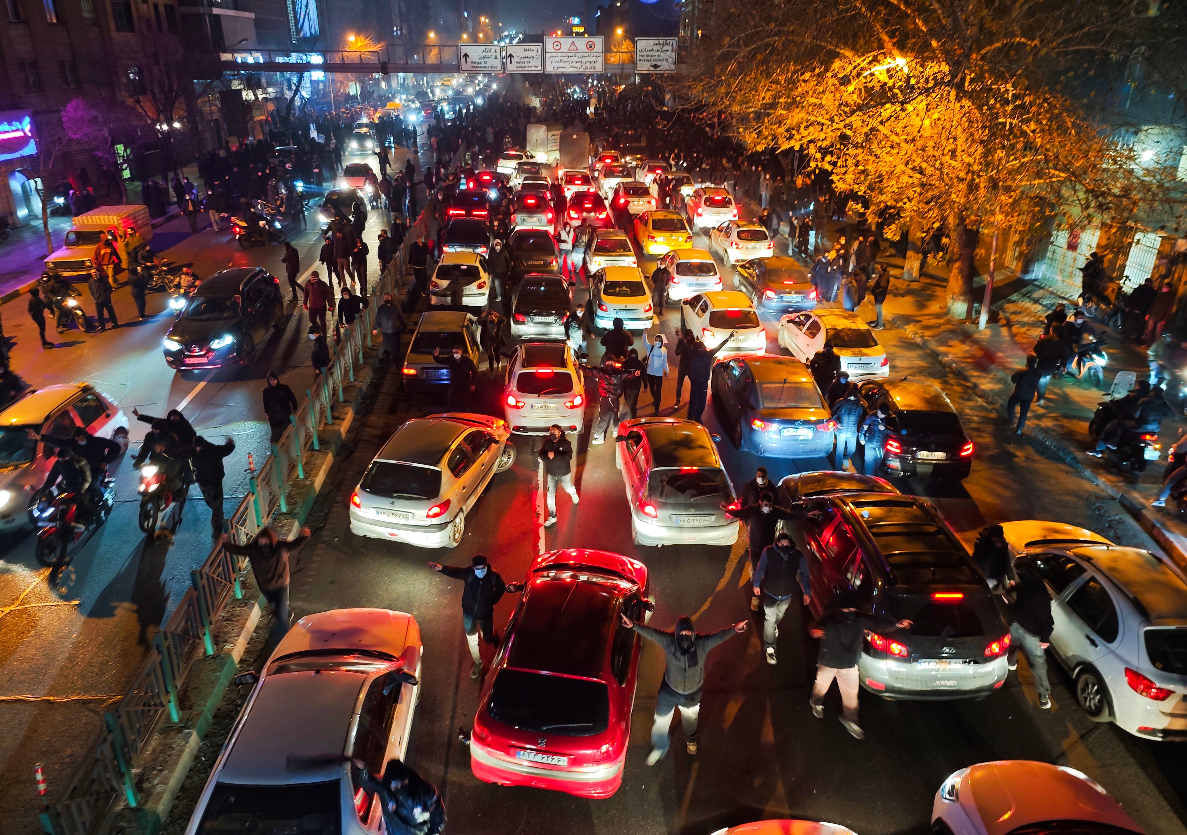 Des manifestants bloquaient une route à Téhéran, en Iran, le 8 janvier 2026.