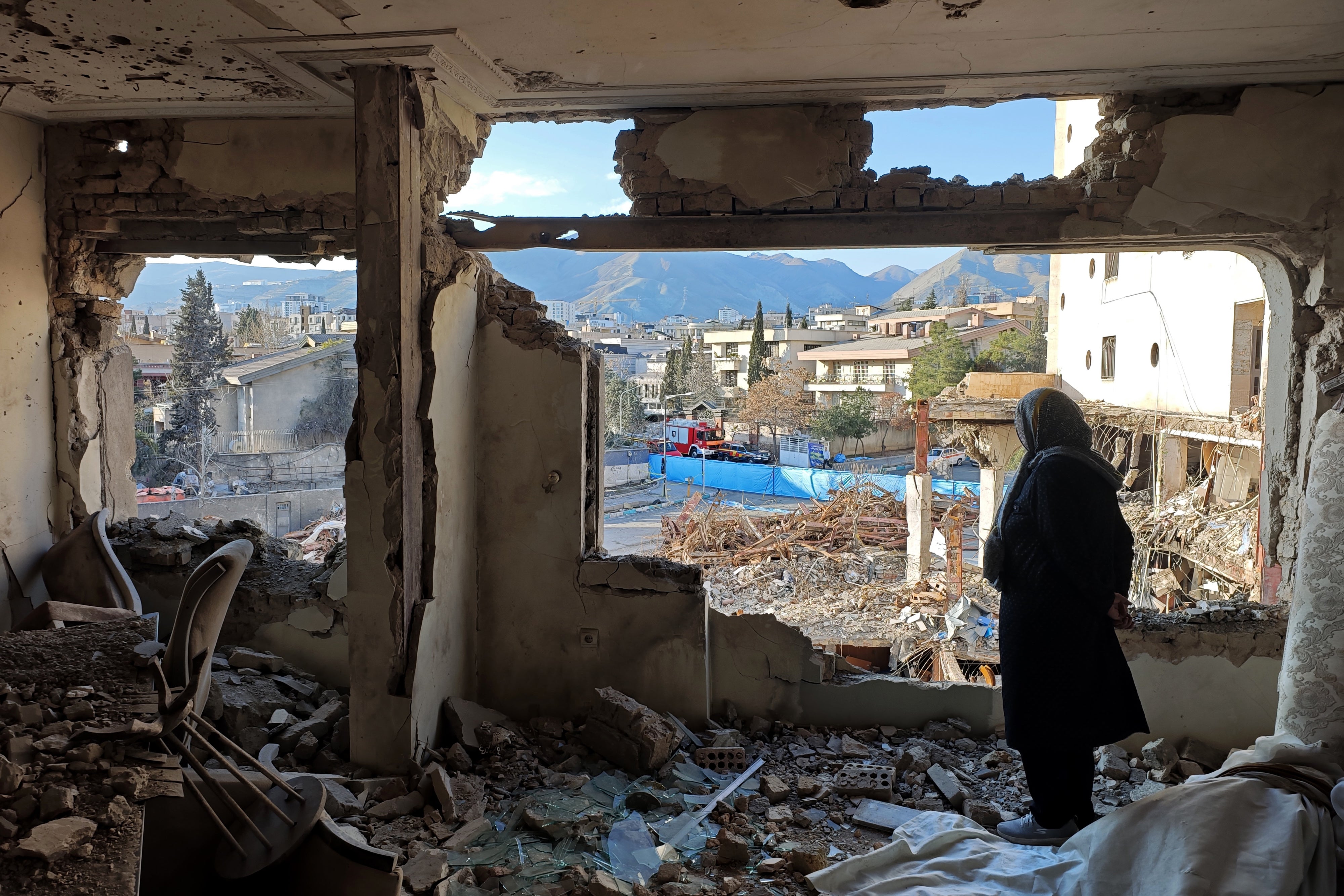 Une femme iranienne contemplait les décombres de son appartement détruit dans le quartier de Shahrak-e Gharb, à Téhéran, le 21 mars 2026.