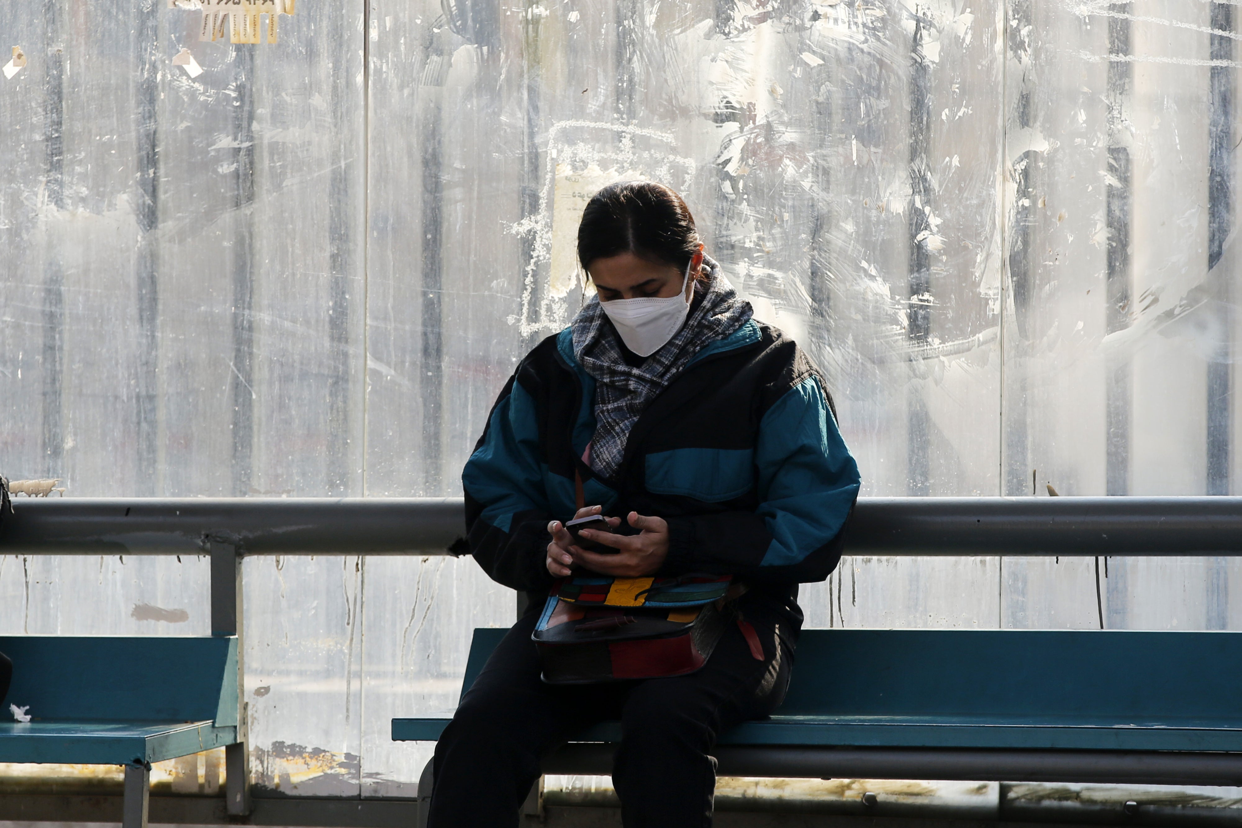Une femme utilisait son téléphone portable à Téhéran, en Iran, le 27 janvier 2026.