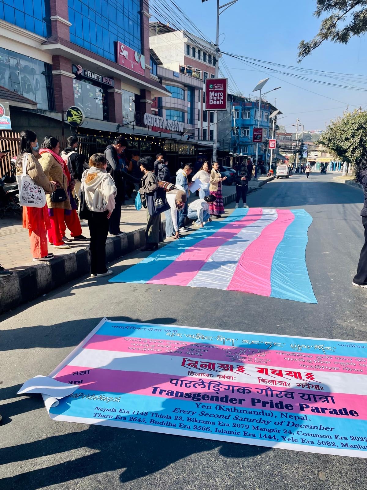 २०७९ मङ्सिर २४ गते काठमाडौँमा पारलैङ्गिक व्यक्तिहरूको अधिकारका लागि पैदल यात्राको तयारी गर्दै सहभागीहरू