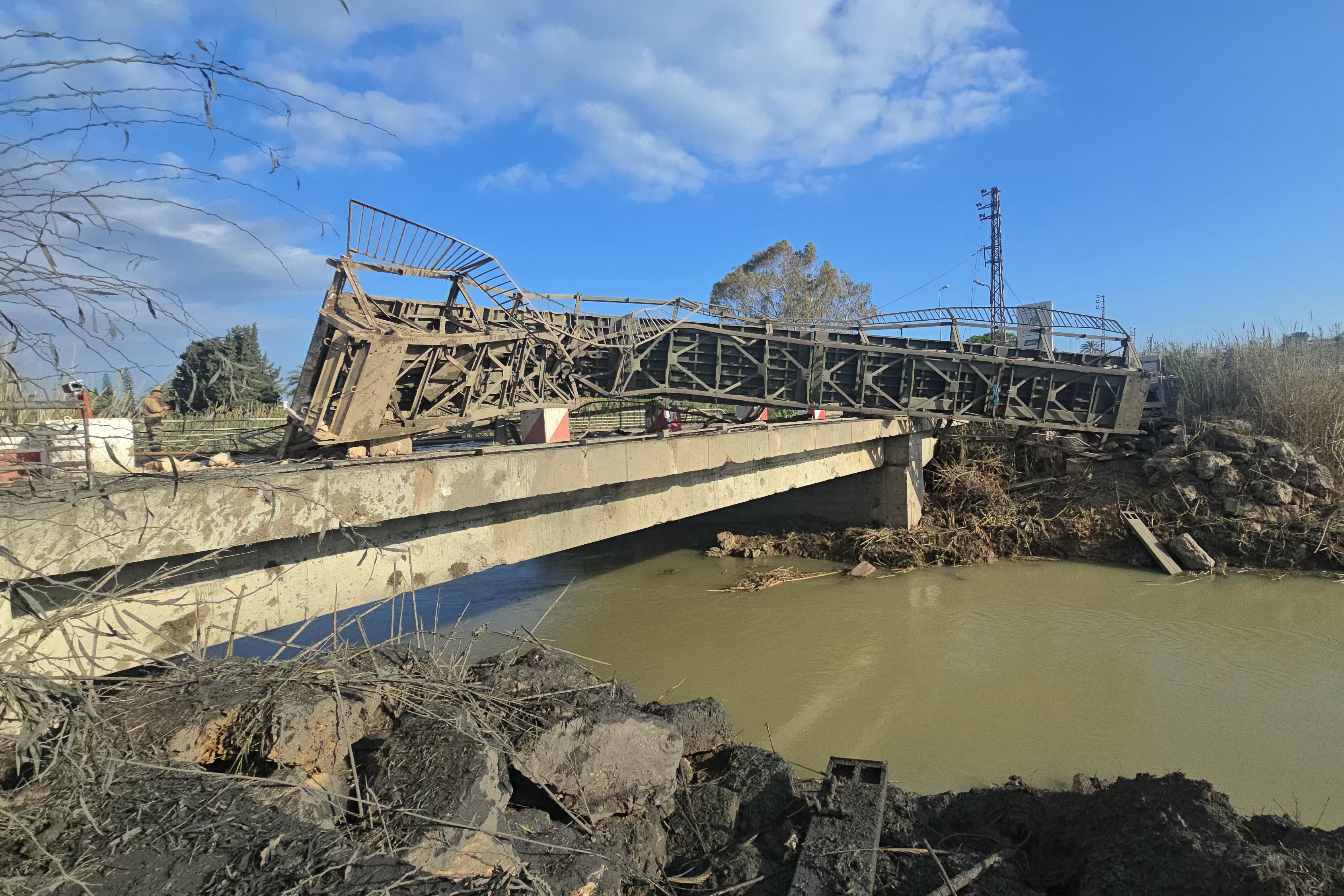 Le pont de Qasmieh, gravement endommagé par une frappe aérienne israélienne menée le 8 avril 2026, photographié le 9 avril ; ce pont est rattaché à un important axe routier reliant des villages du district de Tyr, dans le sud du Liban, à d'autres villages situés plus au nord. 