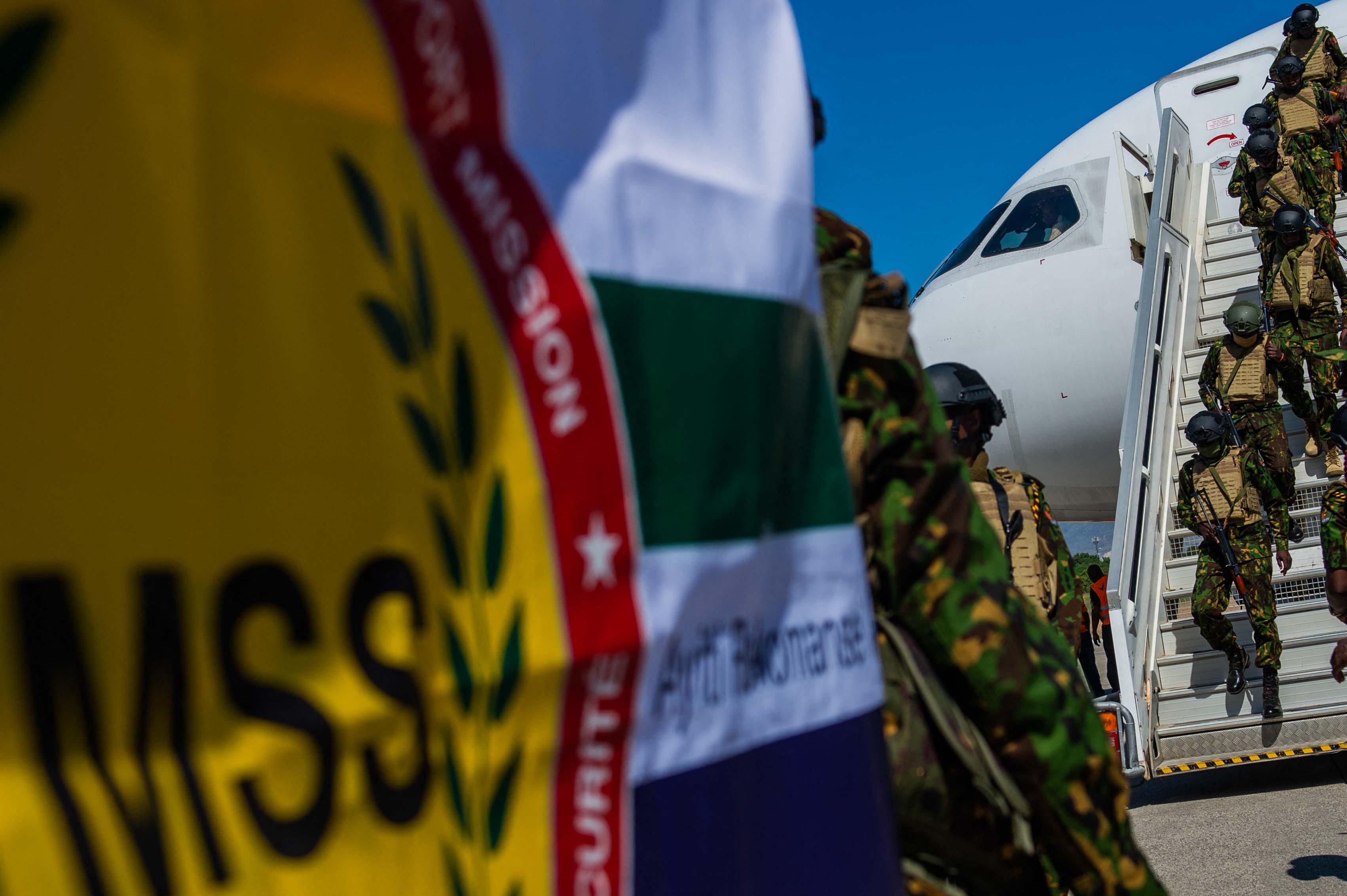 Un contingente de oficiales de policía kenianos llega al Aeropuerto Internacional Toussaint Louverture en Puerto Príncipe, Haití, el 18 de enero de 2025, como parte de la Misión Multinacional de Apoyo a la Seguridad (MSS por sus siglas en inglés) liderada por Kenia y autorizada por las Naciones Unidas.