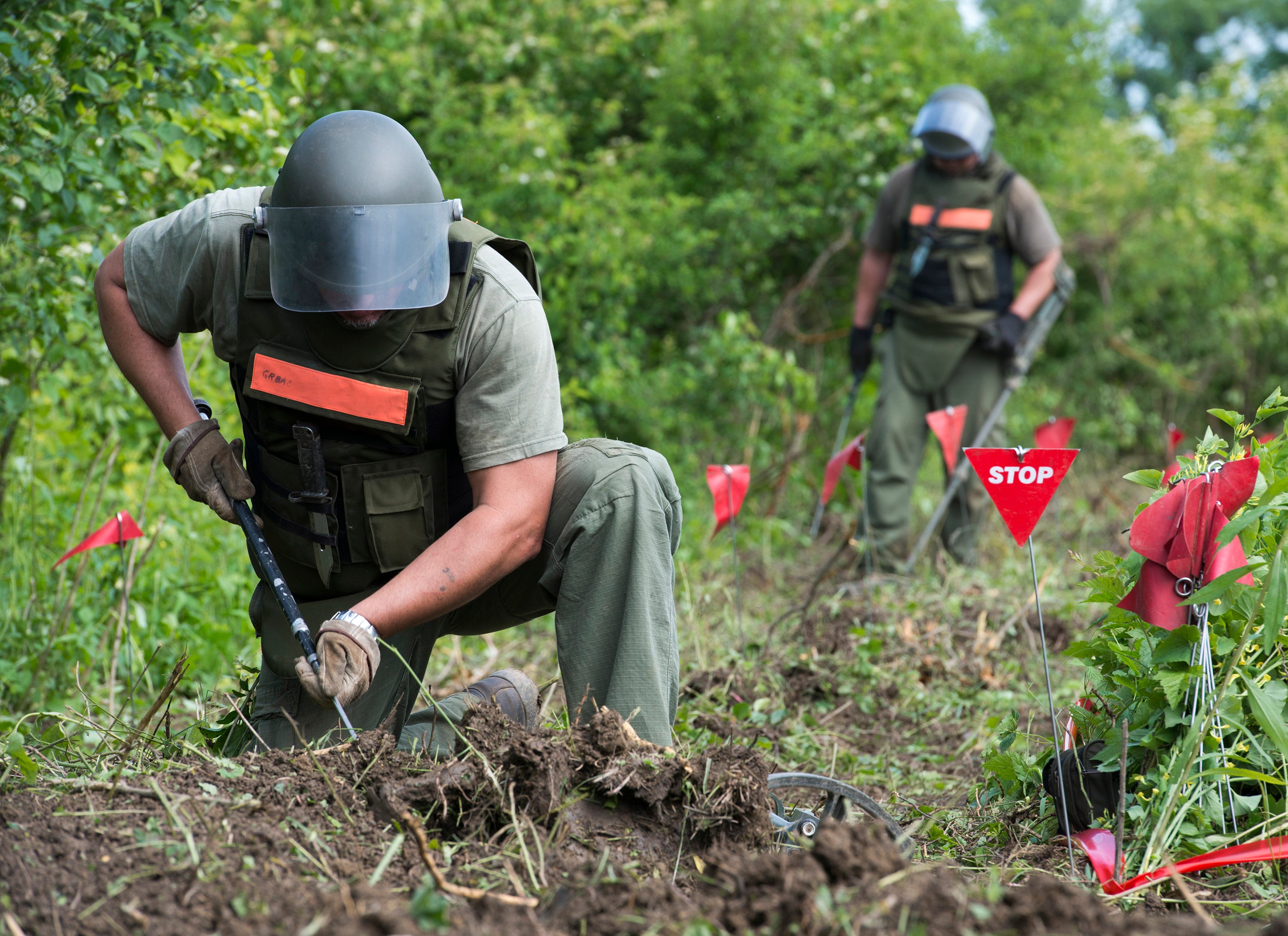 Deux démineurs testaient le sol afin d’en retirer des mines terrestres antipersonnel près de Lasinja, un village situé à 40 kilomètres au sud de Zagreb, en Croatie, le 29 mai 2013.