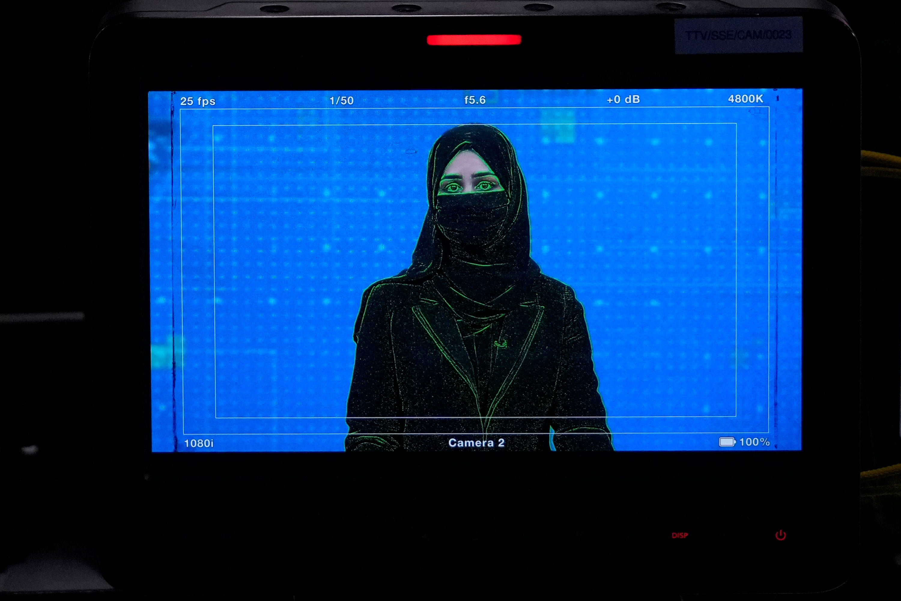 La présentatrice de télévision Khatereh Ahmadi, portant un voile qui lui couvre le visage, lit les informations à Kaboul, en Afghanistan, le 22 mai 2022.