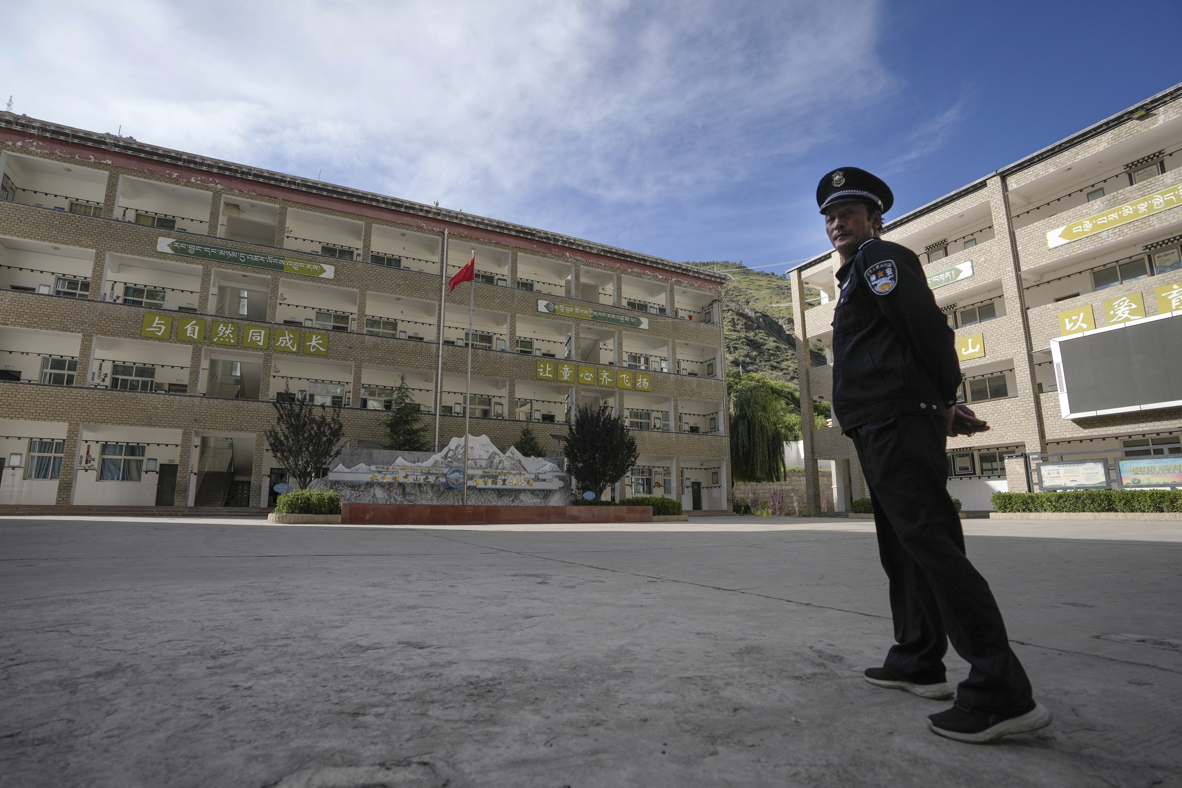 Un agent de sécurité chinois photographié devant l’École Shangri-La, dans la préfecture autonome tibétaine de Kardze, dans la province du Sichuan en Chine, le 5 septembre 2023.