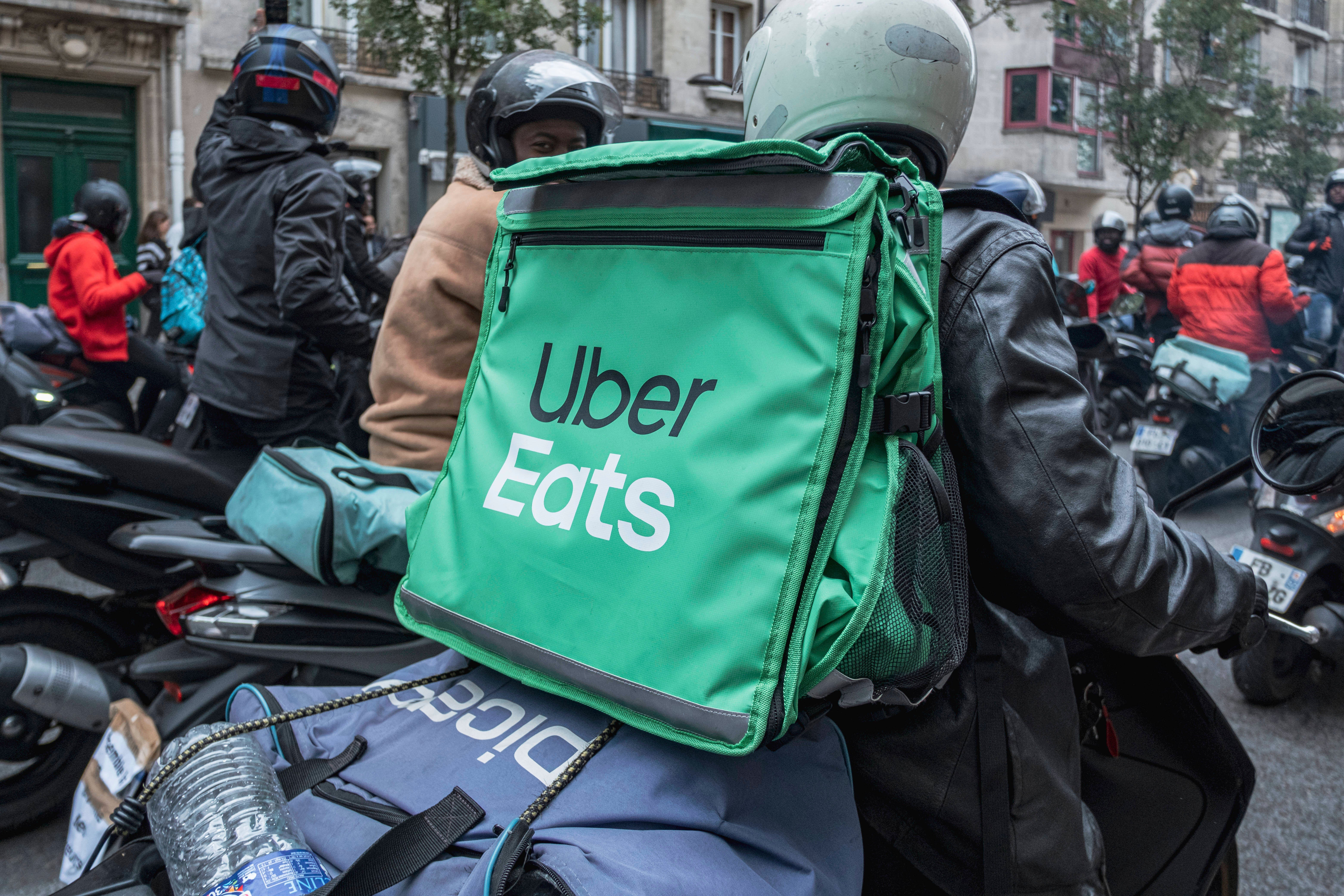 Des livreurs d'Uber Eats ont manifesté à la suite de la suppression massive de centaines de comptes à Paris, en France, le 1er octobre 2022.