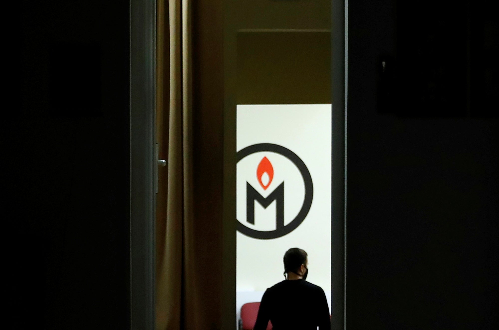Мужчина в офисе правозащитной организации «Мемориал» в Москве, Россия, 29 декабря 2021 года.