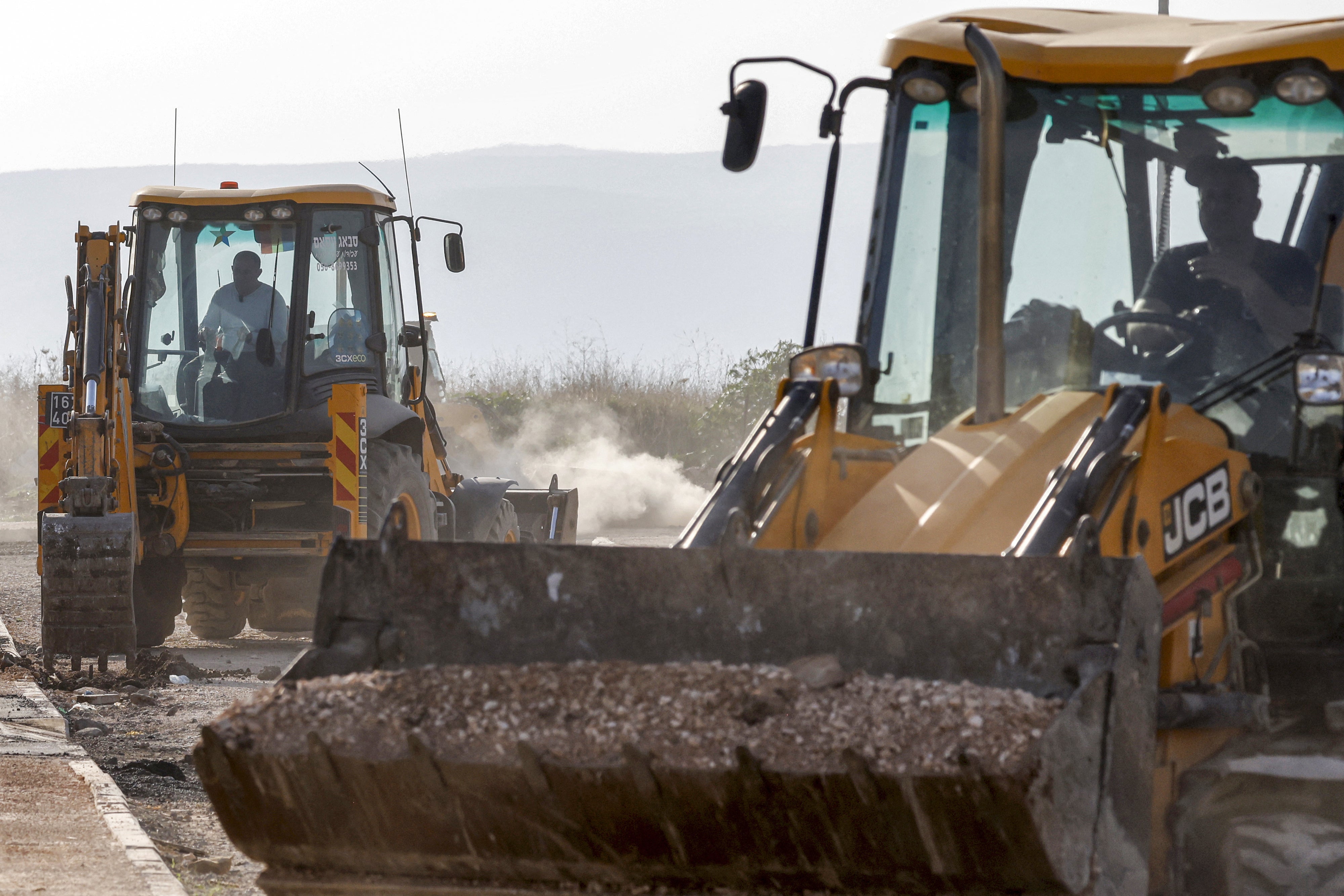 Des bulldozers défrichaient un terrain lors de travaux de construction dans la colonie de Katzrin, sur le plateau du Golan en Syrie, le 17 décembre 2024 ; ce territoire est occupé par par Israël depuis 1967.