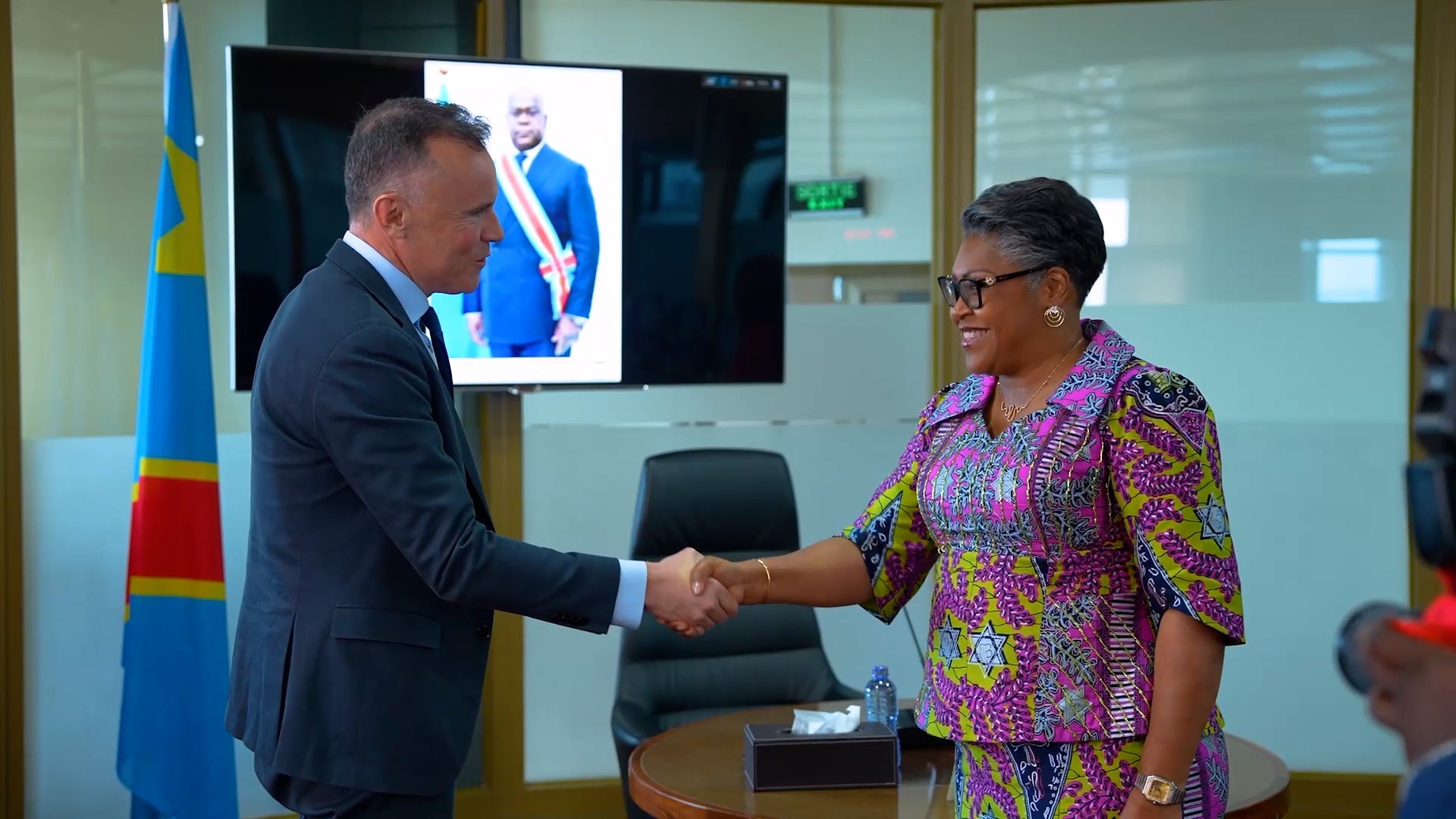 Le directeur exécutif de Human Rights Watch, Philippe Bolopion (a gauche), et la Première ministre de la République démocratique du Congo, Judith Suminwa, à Kinshasa, le 21 mai 2026.