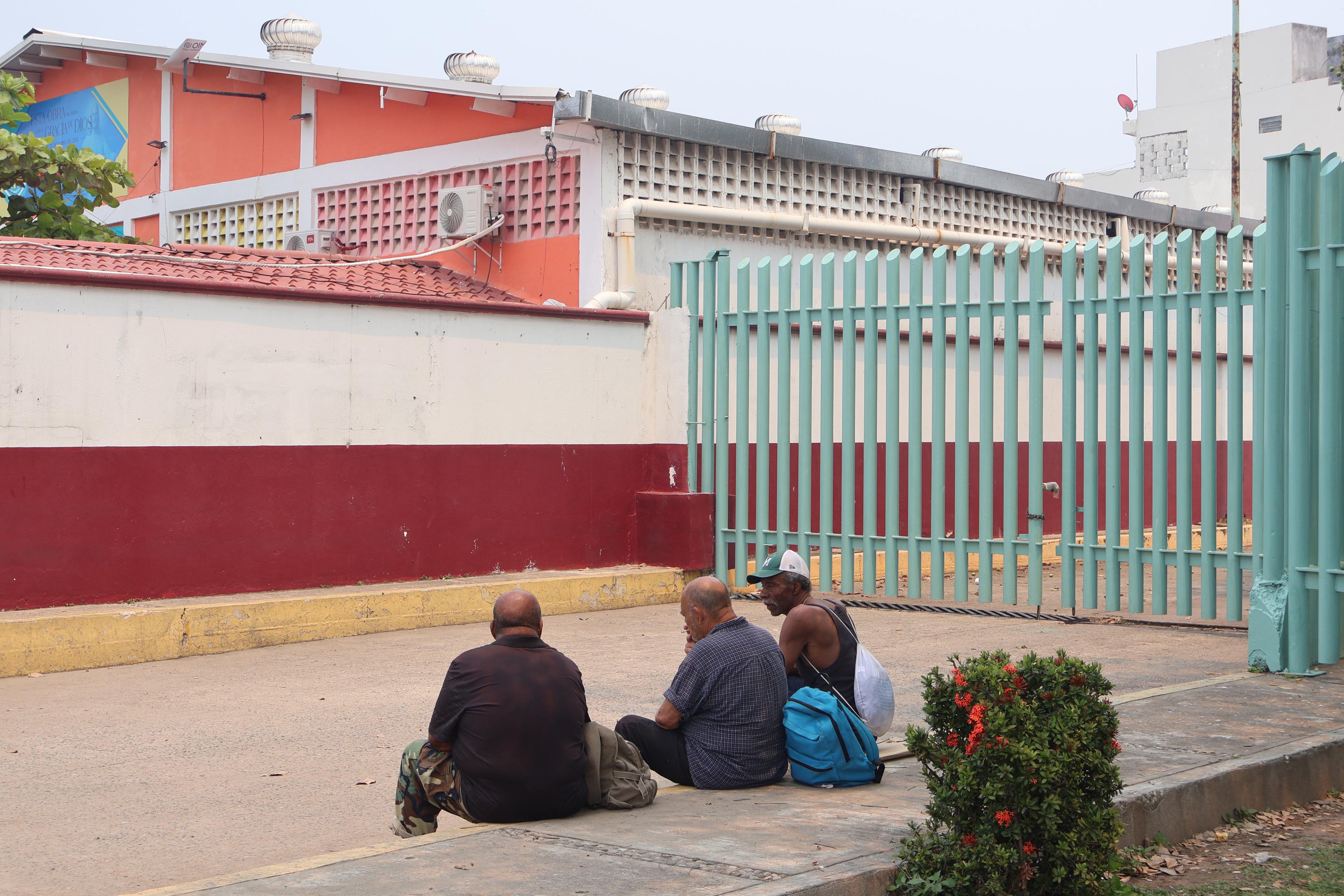A group of deported Cubans gather outside the Juan Graham Hospital in the city of Villahermosa, Mexico, March 2026.