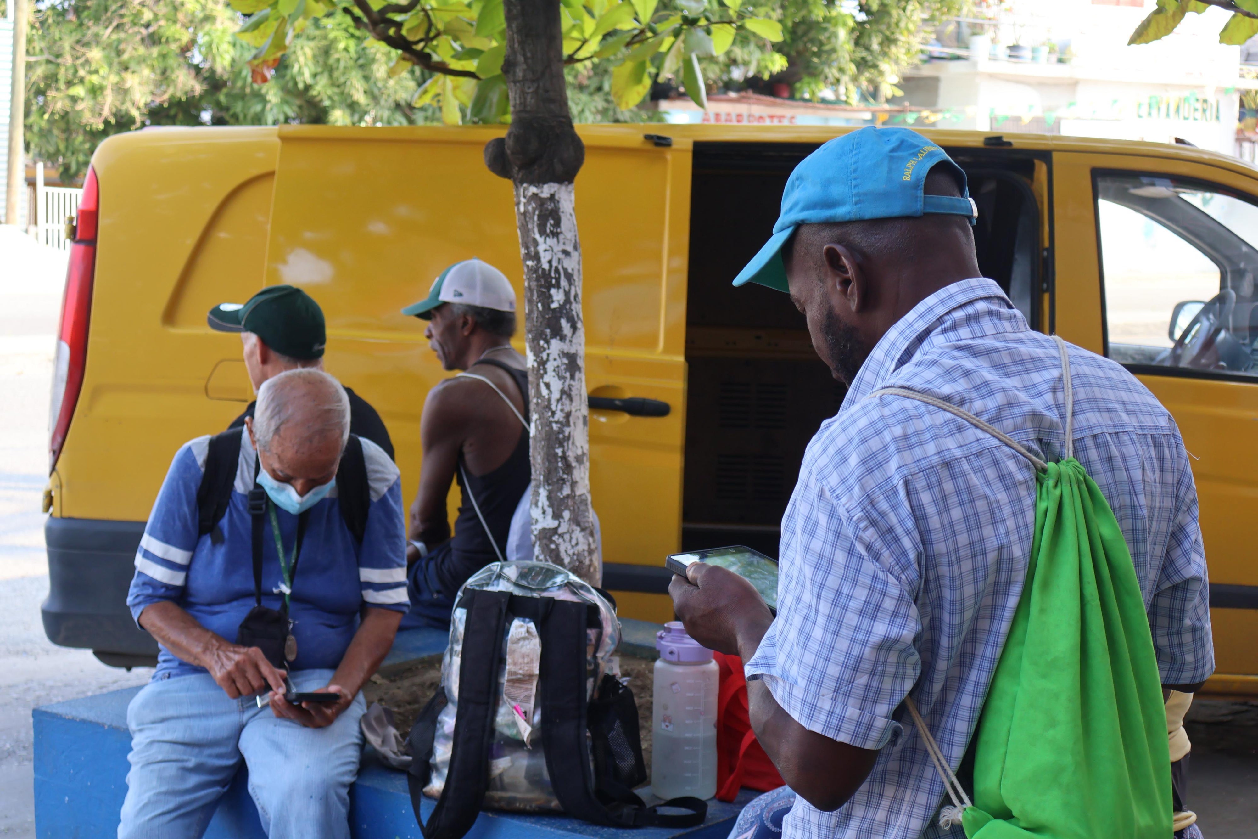 A group of deported Cubans  outside the Oasis de Paz del Espíritu Santo Amparito shelter in the city of Villahermosa, Mexico, March 2026.
