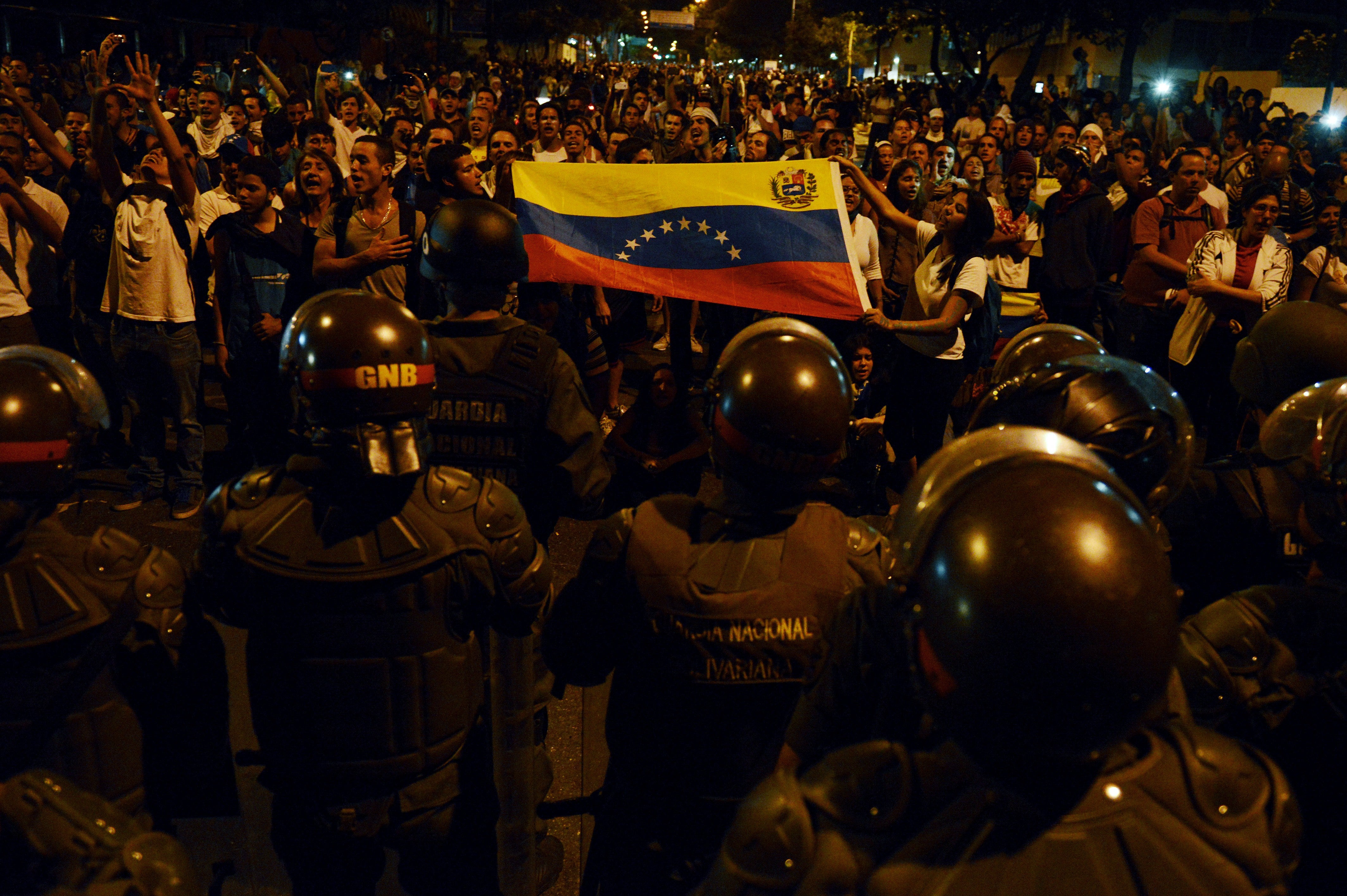 Des membres de la Garde nationale bolivarienne vénézuélienne (Guardia Nacional Bolivariana, GNB) faisaient face à des étudiants participant a une manifestation antigouvernementale à Caracas, au Venezuela, le 16 février 2014. De nombreuses manifestations ont été violemment réprimées par la GNB.