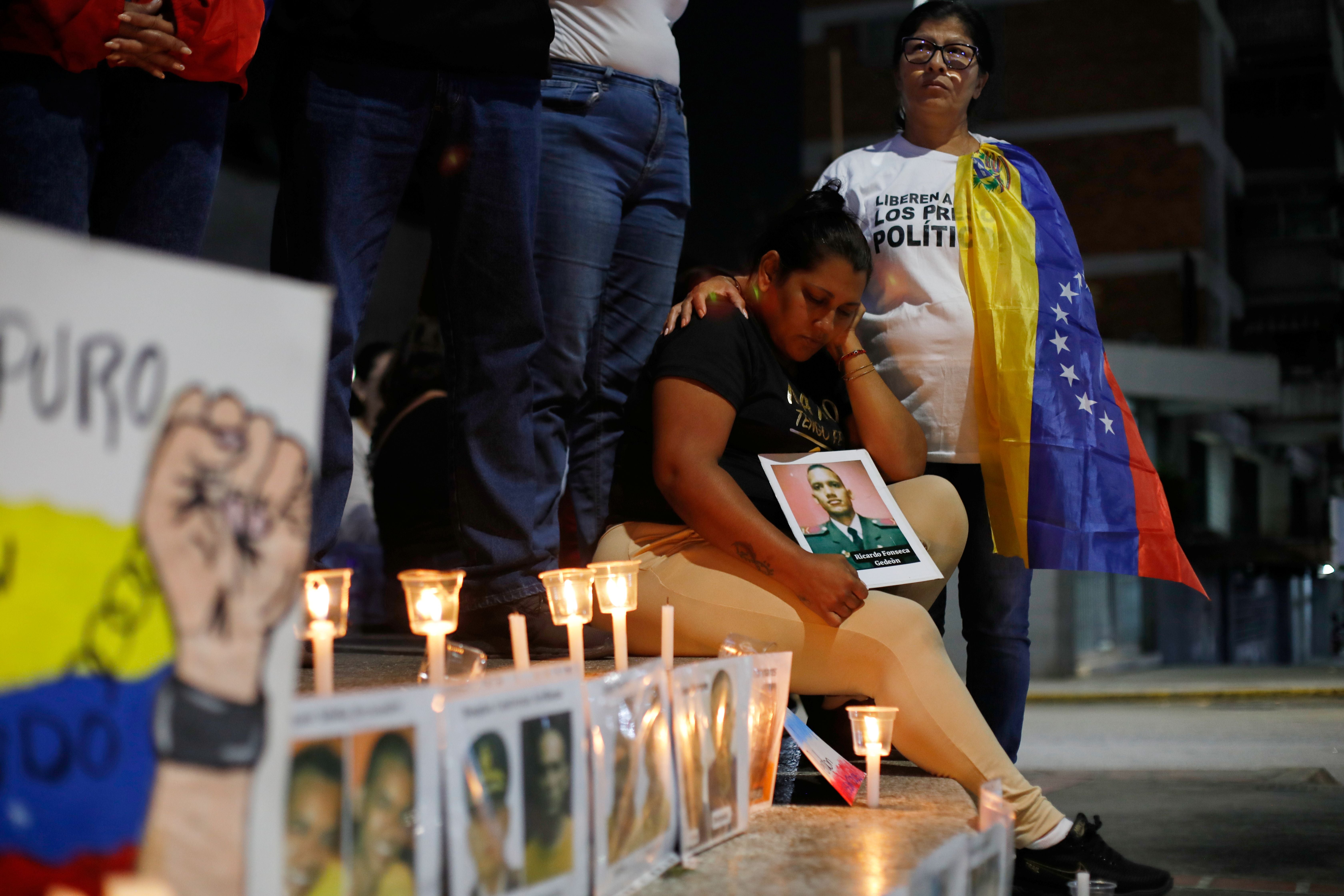 Familiares de personas detenidas por motivos políticos esperan afuera de El Helicoide