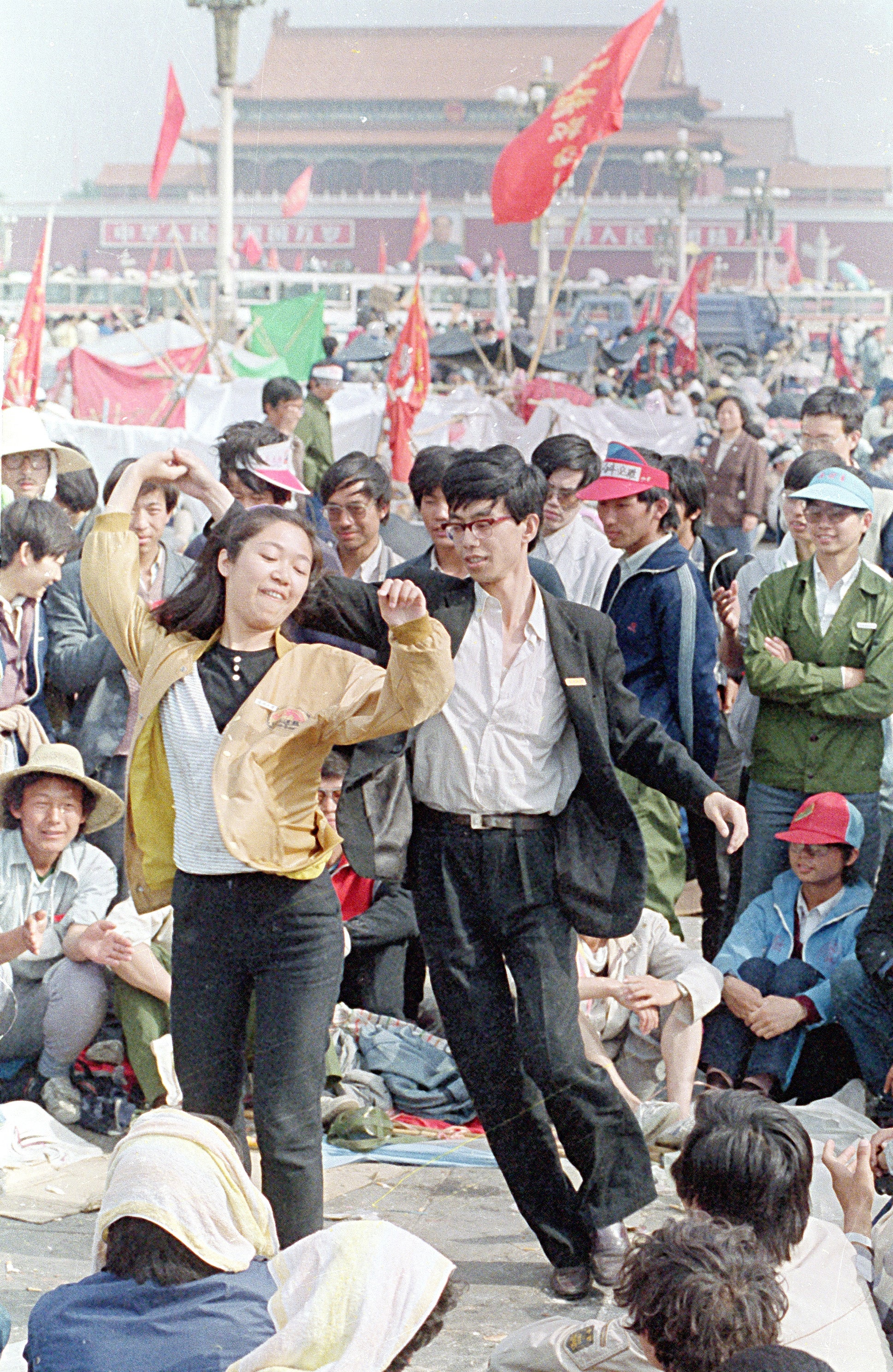 Des étudiants chinois dansaient lors d’une manifestation pro-démocratie sur la place Tiananmen, à Pékin, le 22 mai 1989. Treize jours plus tard, dans la nuit du 3 au 4 juin 1989, des chars de l’armée ont investi la place, marquant le début du massacre de la place Tiananmen.