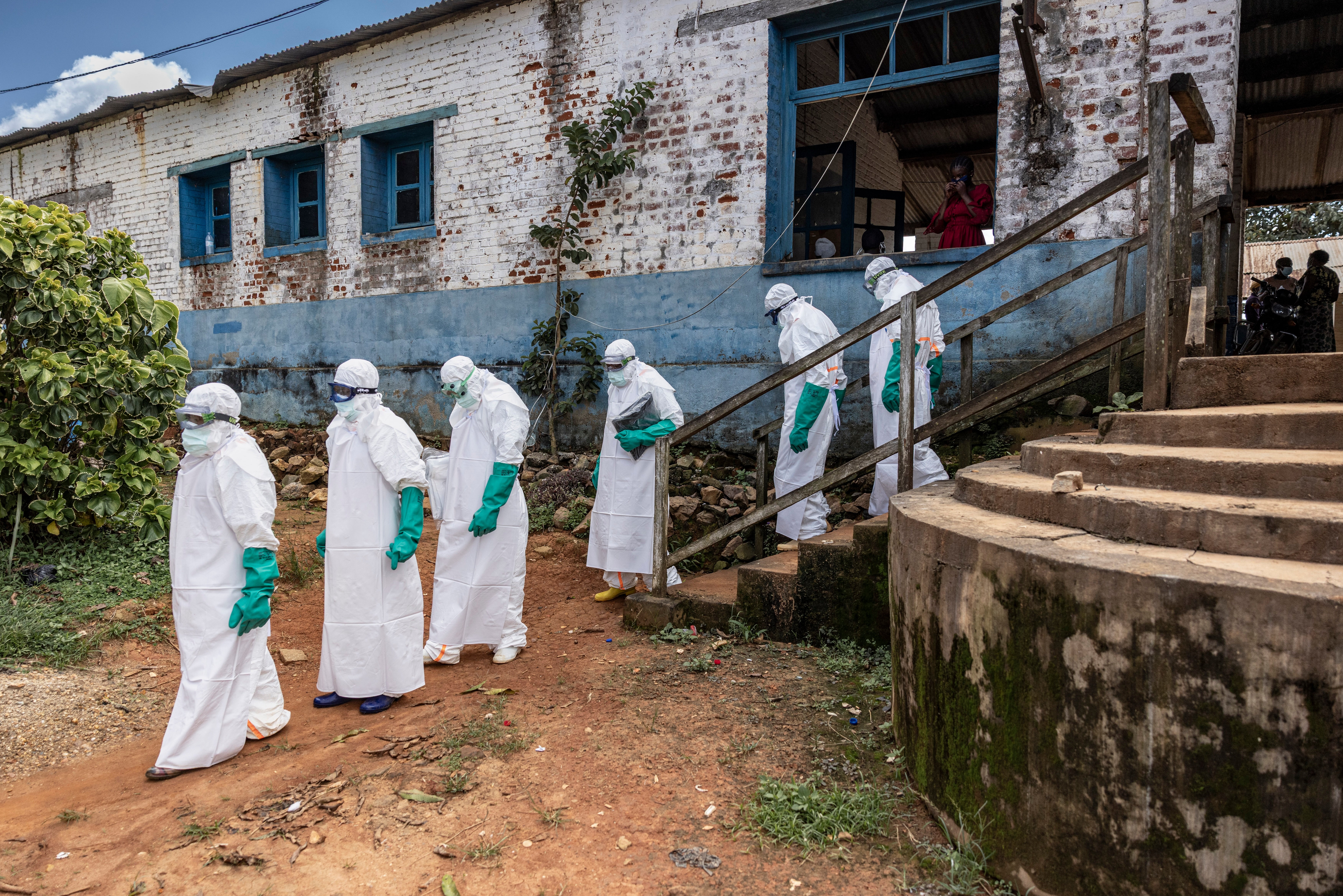 Des agents de santé vêtus de tenues de protection marchaient à l'extérieur de l'Hôpital général de référence de Mongbwalu, dans la province de l’Ituri dans l’est de la République démocratique du Congo, le 21 mai 2026 ; cette région a été particulièrement touchée par la propagation de l'épidémie d'Ebola.