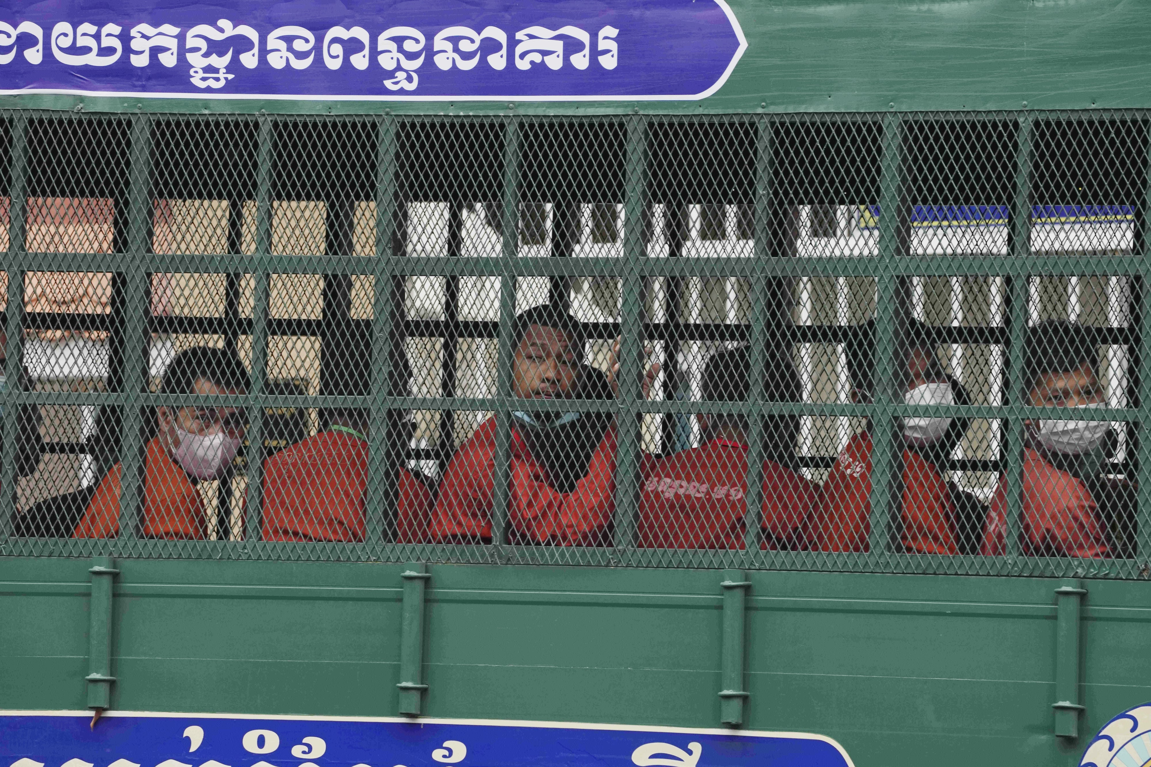 Des prisonniers cambodgiens transportés dans un fourgon pénitentiaire étaient emmenés au Tribunal municipal de Phnom Penh, au Cambodge, le 17 mars 2022.