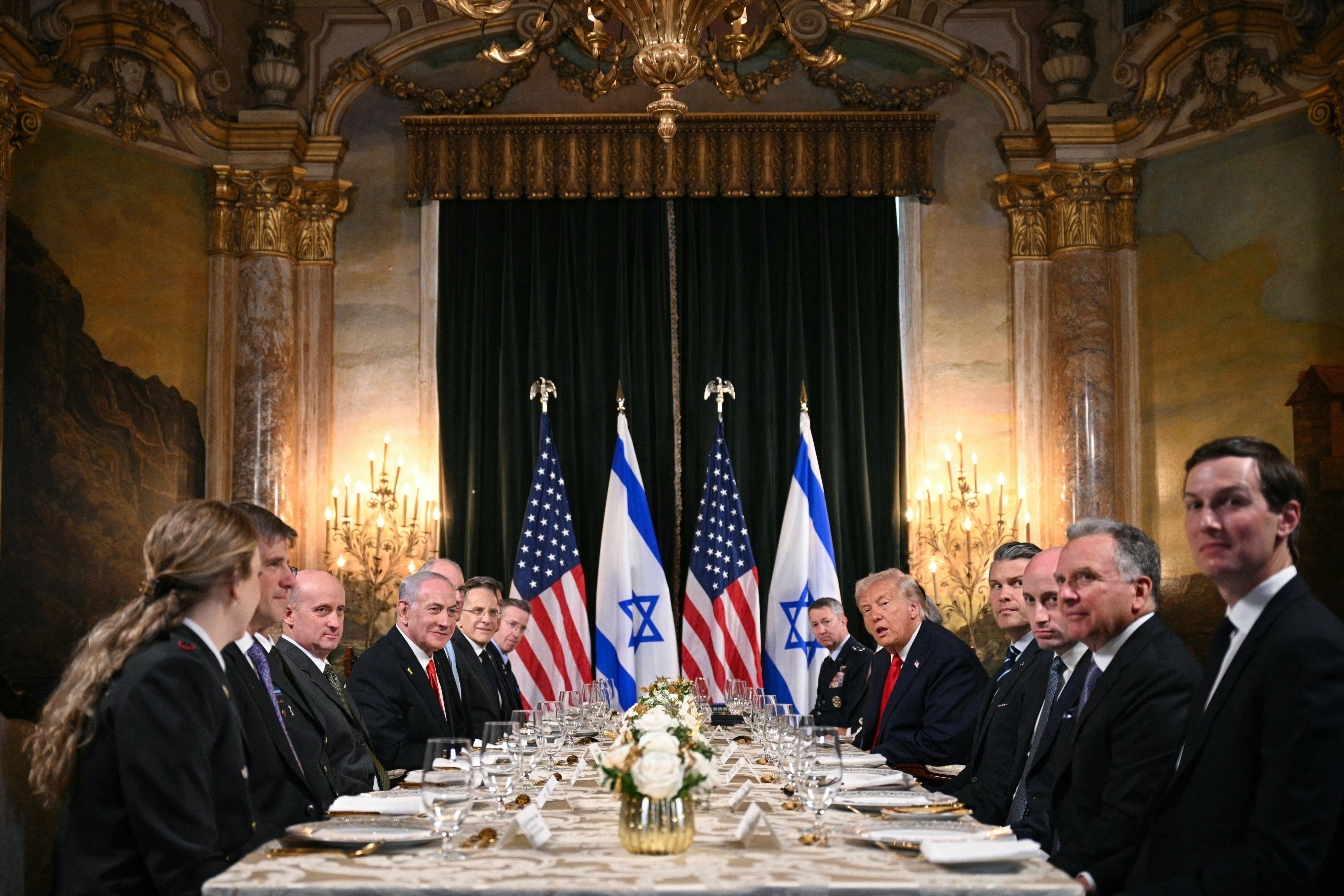 Le président américain Donald Trump (à droite), entouré de plusieurs ministres et conseillers, était assis face au Premier ministre israélien Benjamin Netanyahu et d’une délégation israélienne lors d’un dîner dans la résidence de Mar-a-Lago, à Palm Beach, en Floride, le 29 décembre 2025.