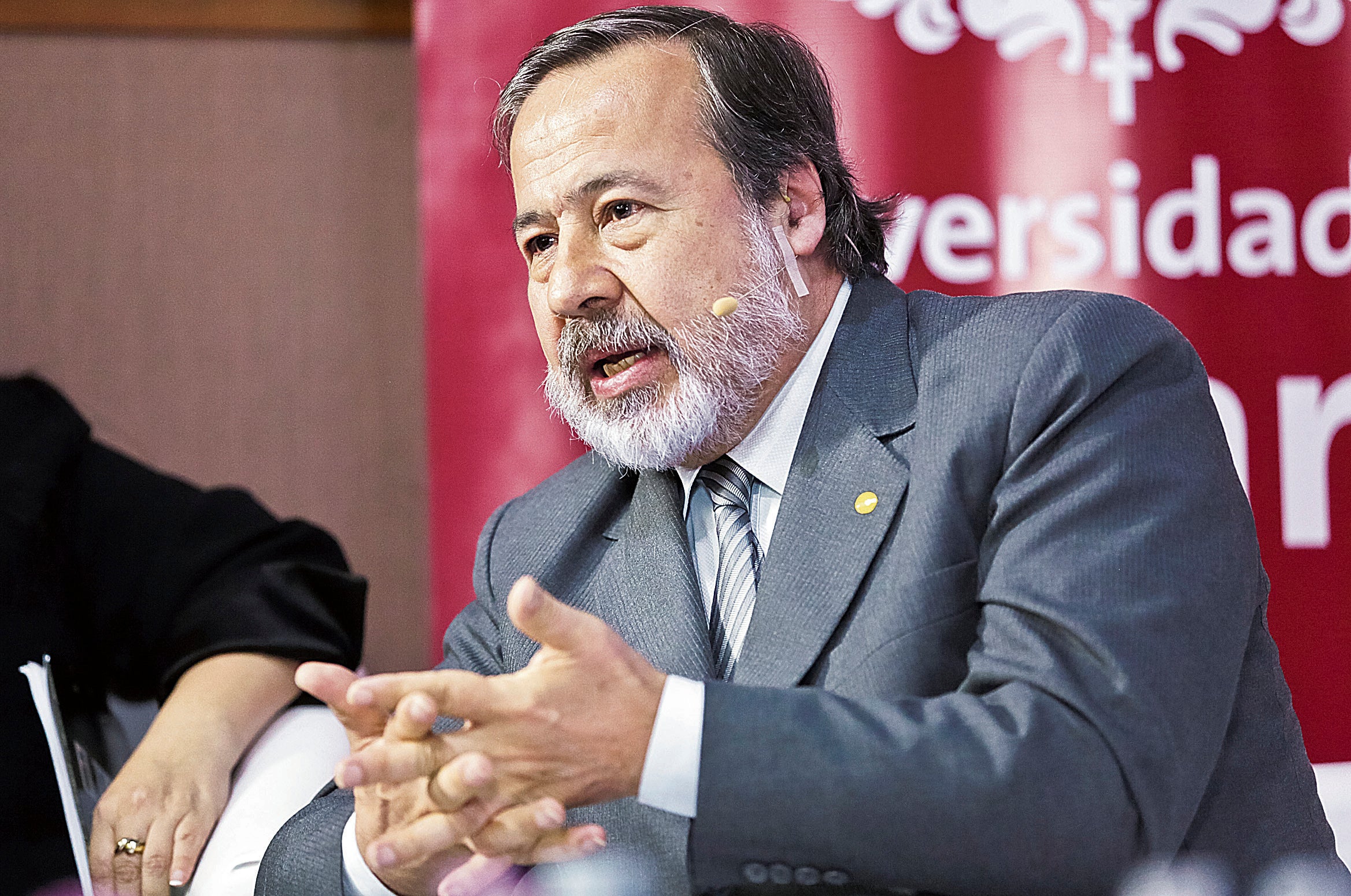 Gustavo Gallón during the Forum "Transitional Justice in Colombia and the Role of the International Criminal Court" In Bogota, Colombia, May 13, 2015.