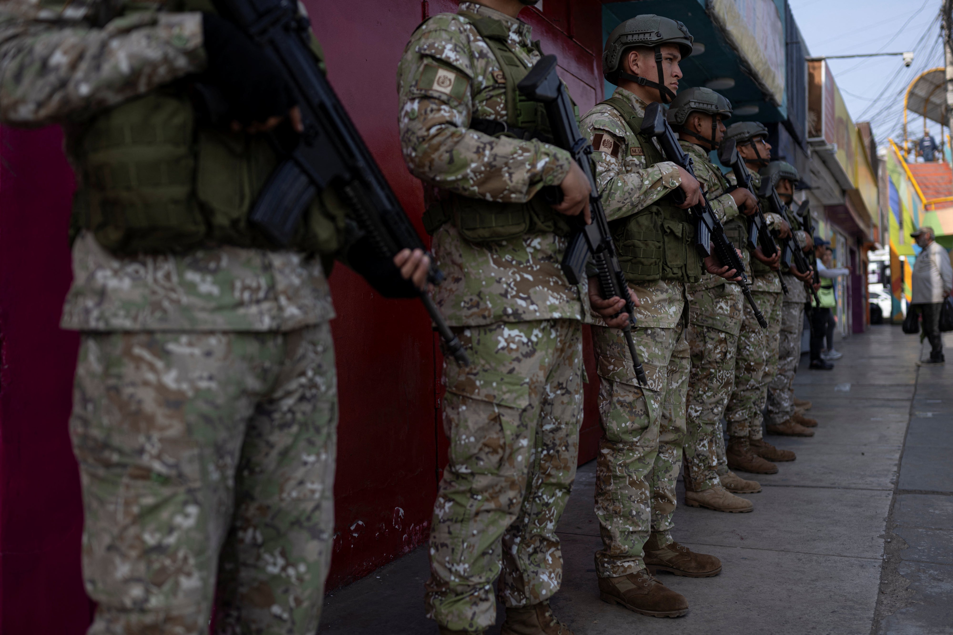 Militares patrullan una calle después de que el gobierno declarara el estado de emergencia en Lima el 22 de octubre de 2025.