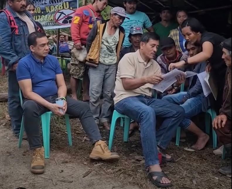 Edgardo Balgos (in blue shirt) and Fidel Santos (in cream shirt) in discussions with the residents of Kasibu, Nueva Vizcaya, Philippines.