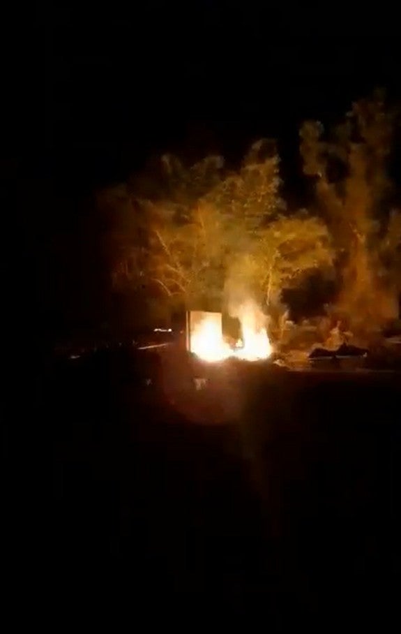 L'incinérateur du centre de traitement des déchets de Perenco, près du village de Kinkazi, en pleine activité nocturne.