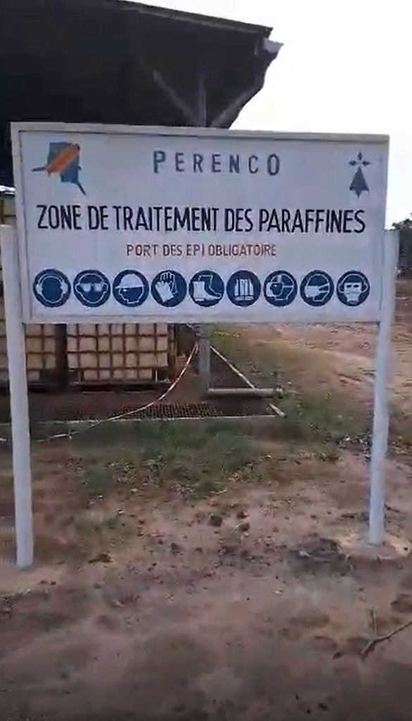 Panneau de l'entreprise indiquant une « zone de traitement des paraffines » au site de gestion des déchets de Perenco, près du village de Kinkazi, en République démocratique du Congo. 