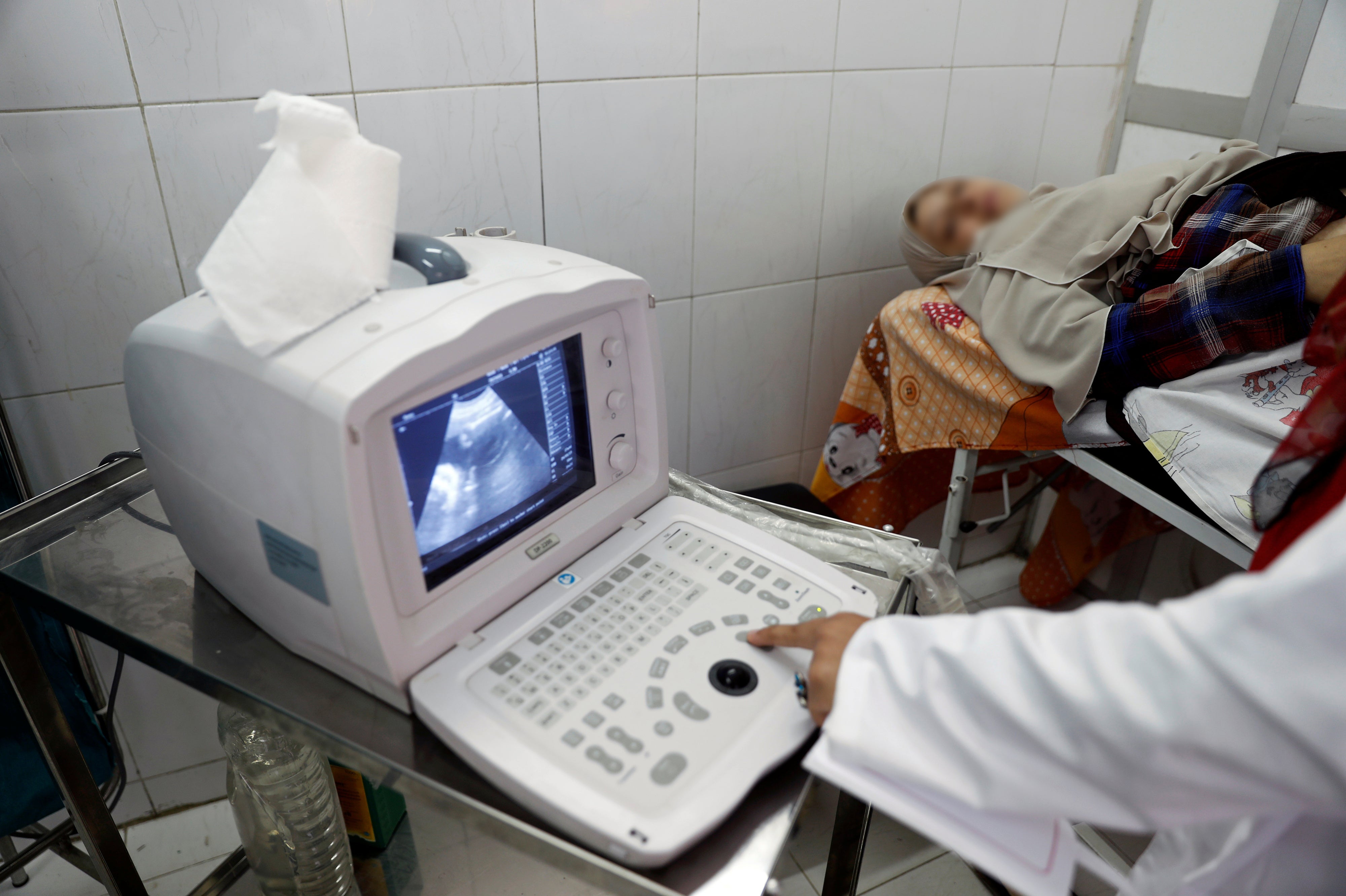  A doctor examines a pregnant woman at a hospital in the province of Fayoum, southwest of Cairo, Egypt February 19, 2019.