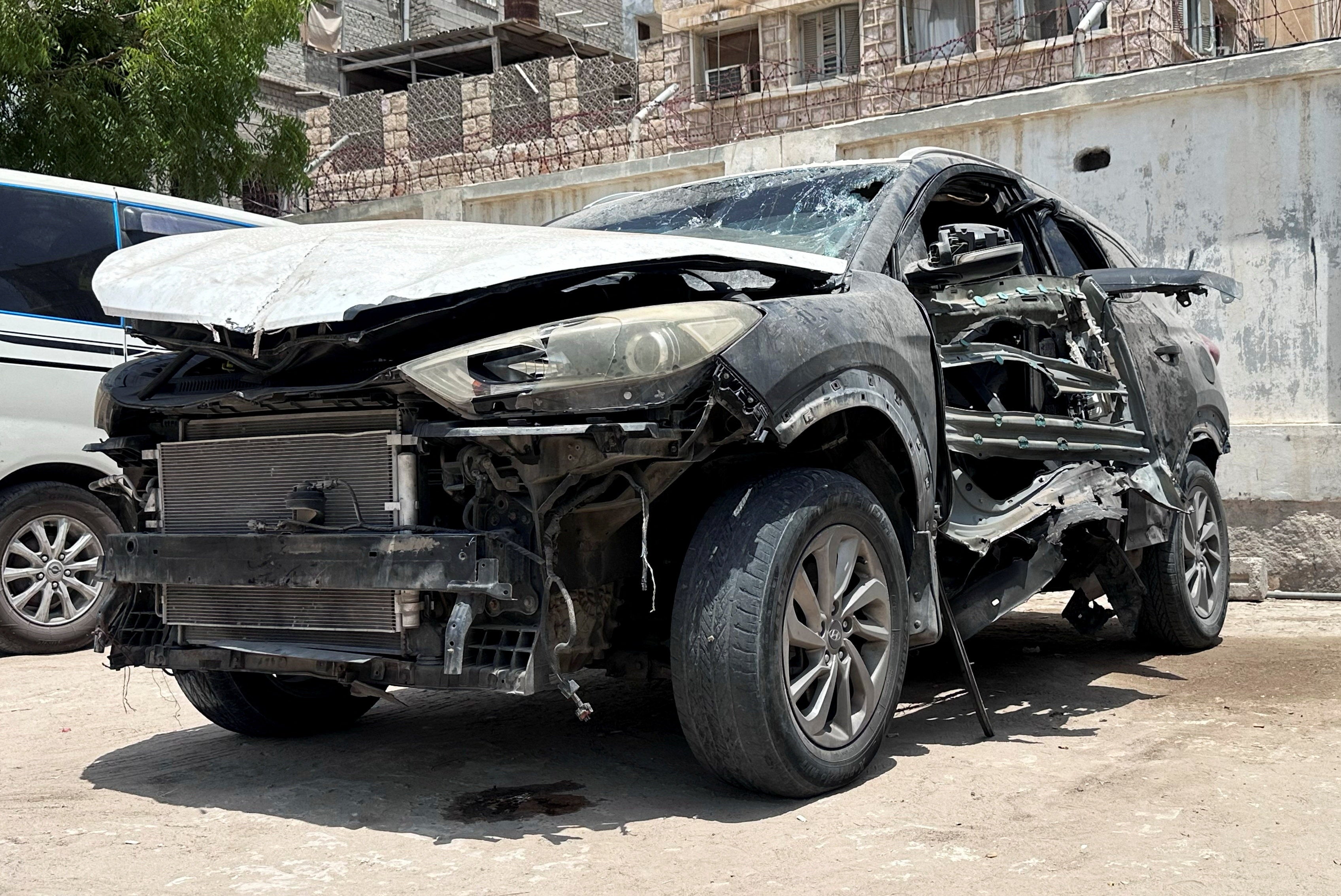 سيارة محمد عيضة في باحة مركز للشرطة، حيث نُقلت بعد انفجار عبوة ناسفة زُرعت فيها وأودت بحياته، في المكلا، اليمن، في 25 يونيو/حزيران 2026.