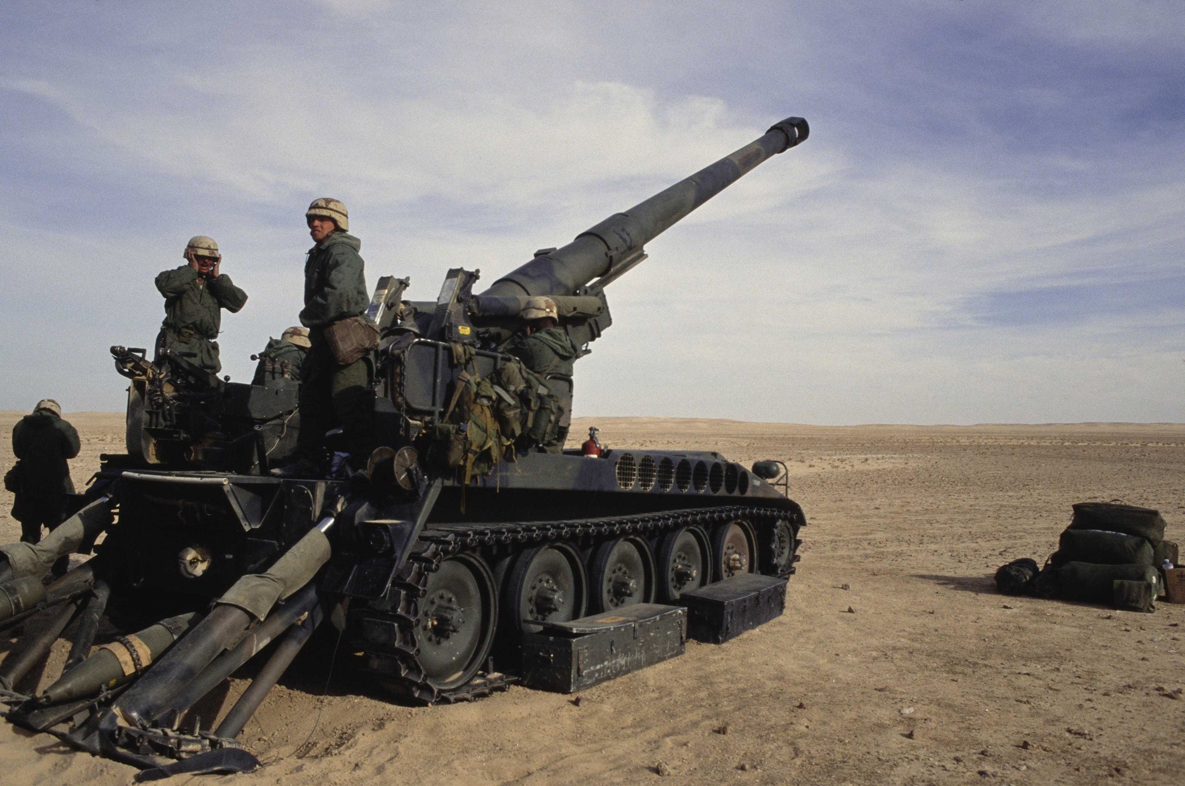 US soldiers firing a M110 howitzer during Operation Desert Storm, December 29, 1990. The howitzer fired the type of artillery projectiles Turkey has requested permission to retransfer to Ukraine, until it was retired from US service in the mid-1990s.