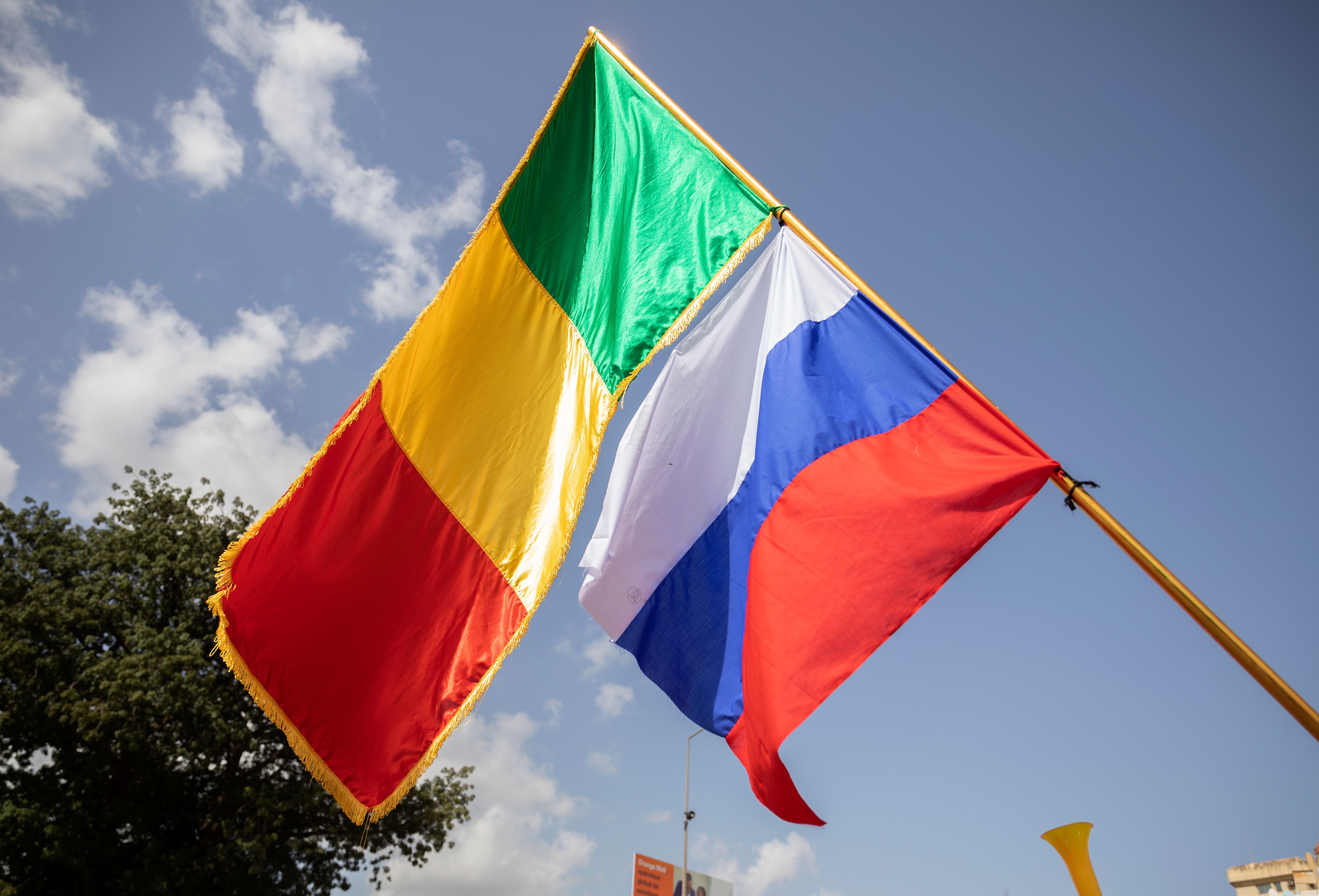 Malian and Russian flags fly side-by-side