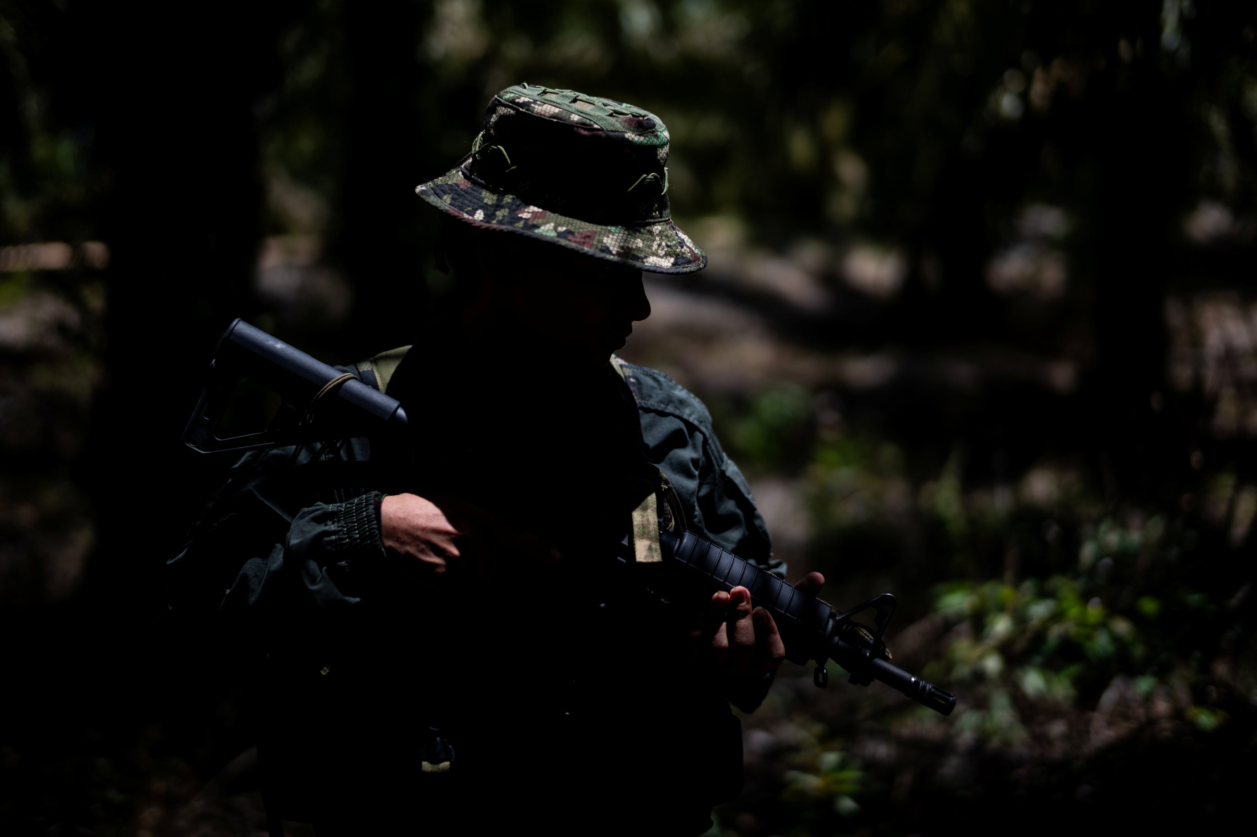 Un adolescent colombien âgé de 17 ans, recruté par le 33ème Front du groupe armé Estado Mayor de Bloques y Frentes ou EMBF (« État-major général des blocs et des fronts »), une faction dissidente issue du groupe armé FARC qui fut dissous en 2016, tenait son arme dans une forêt de la région de Catatumbo située dans la nord-est de la Colombie, près de la frontière avec le Vénézuéla. 