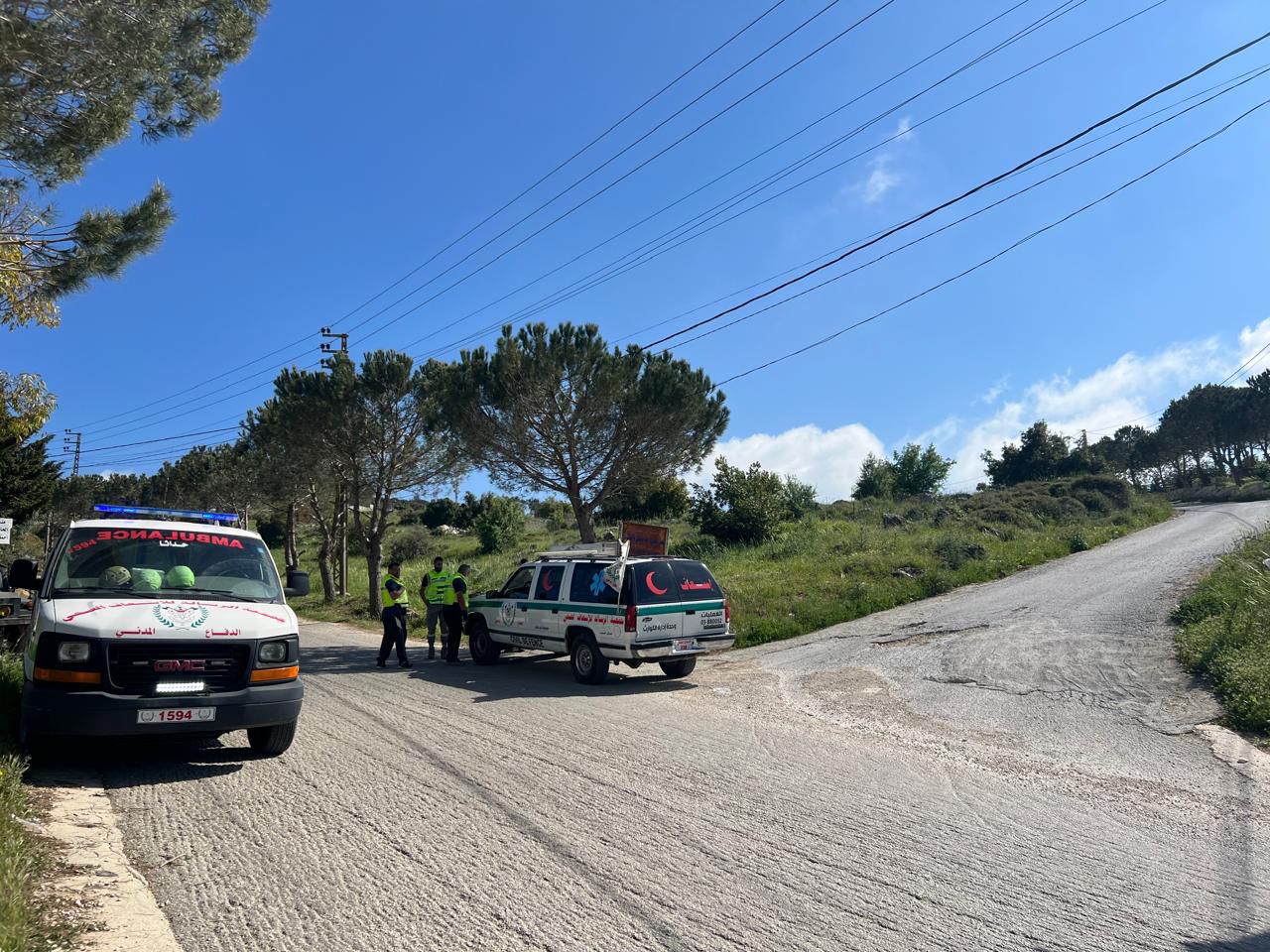 פרמדיקים של אגודת הצופים האסלאמית ריסאלה, שקיימו קשר עם ח'ליל ופרג' בזמן שהיו לכודות, מחכים לאישור כניסה לאל-טירי במחסום של הצבא הלבנוני בחדאת'א, 2.6 ק"מ מצפון לזירת התקיפה, 22 באפריל 2026.