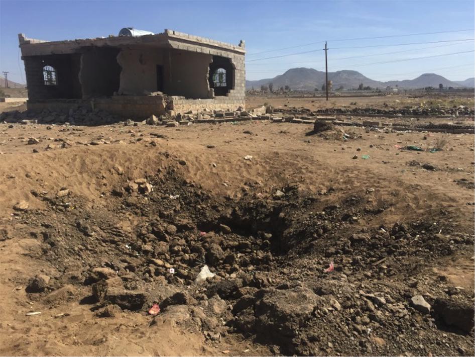 •	حُفرة خلفتها غارة جوية، جرحت امرأة وابنها في حي الضبوة السكني في العاصمة صنعاء، في 26 أكتوبر/تشرين الأول 2015