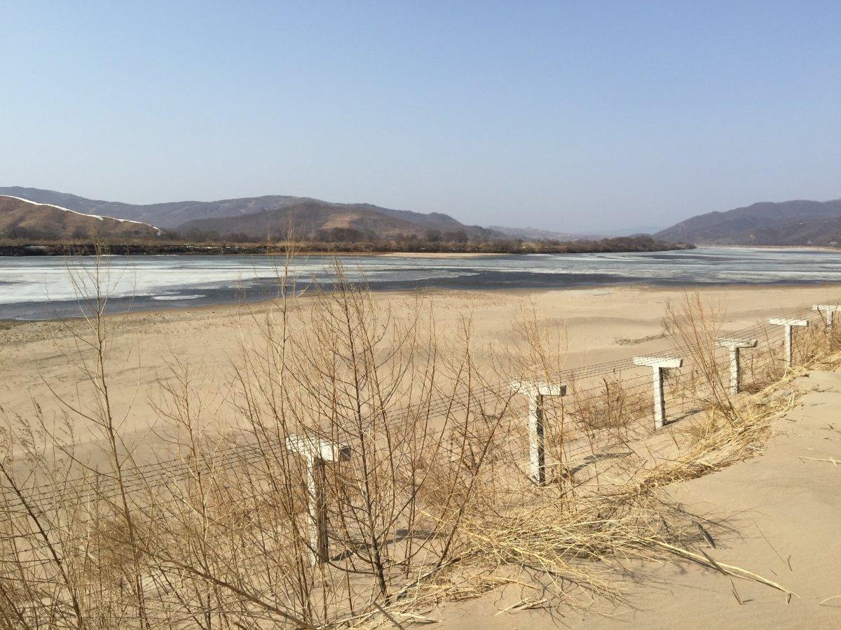 2015年3月18日摄于中国边境城市，珲春，分隔中国与朝鲜的铁丝网。 