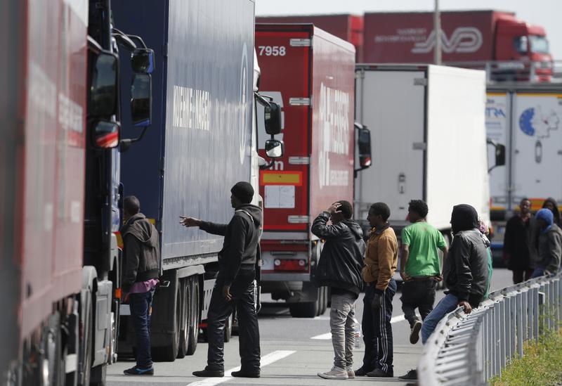 calais migrants 