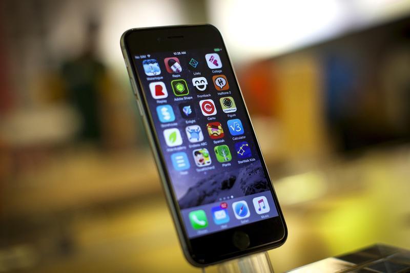 纽约曼哈顿第五大道苹果专卖店展售的一只苹果iPhone 6手机，2015年7月21日。