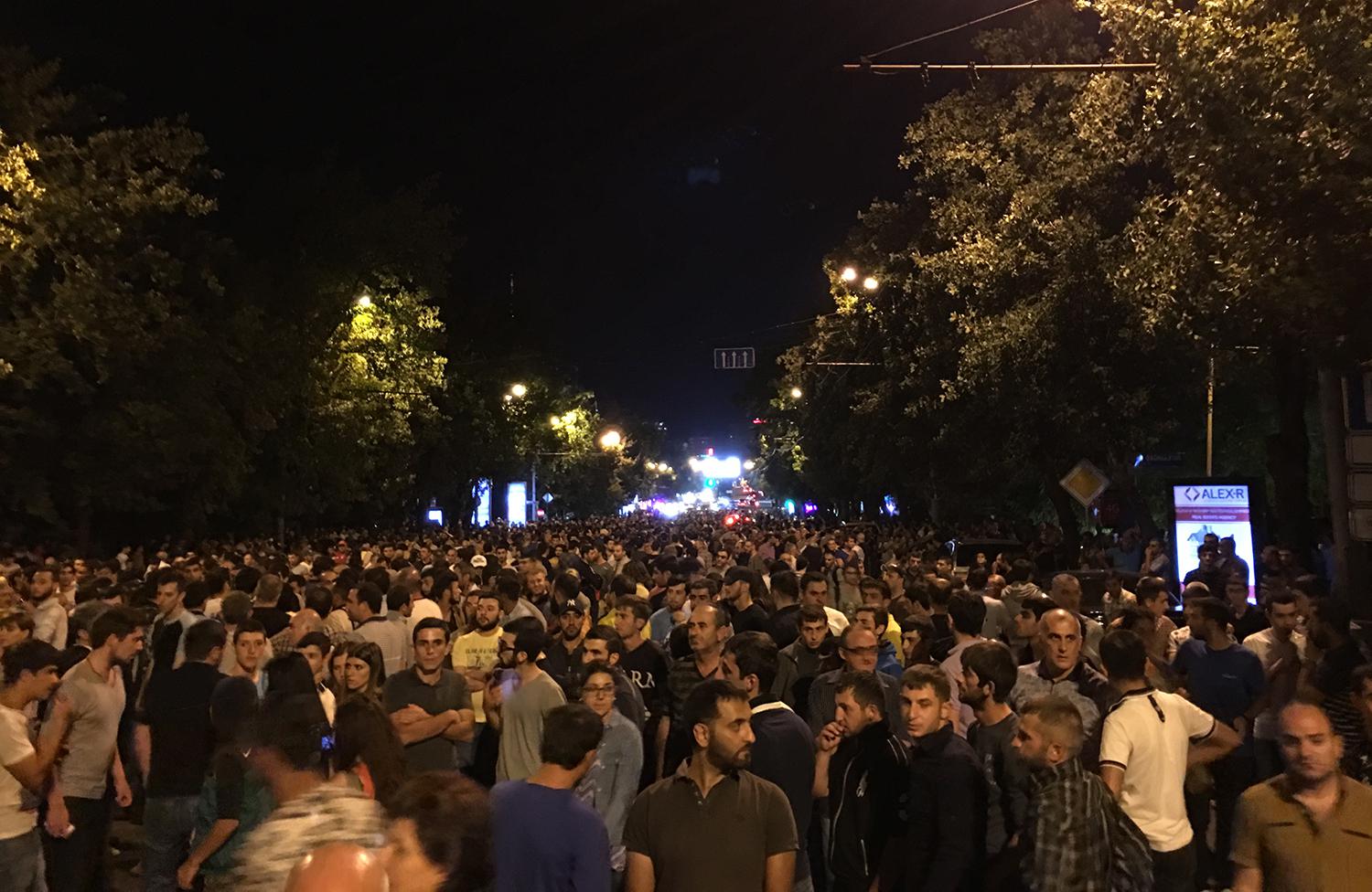 Ցուցարարները խաղաղ երթով շարժվում են Երեւանի կենտրոնում, 30-ը հուլիսի 2016թ. 