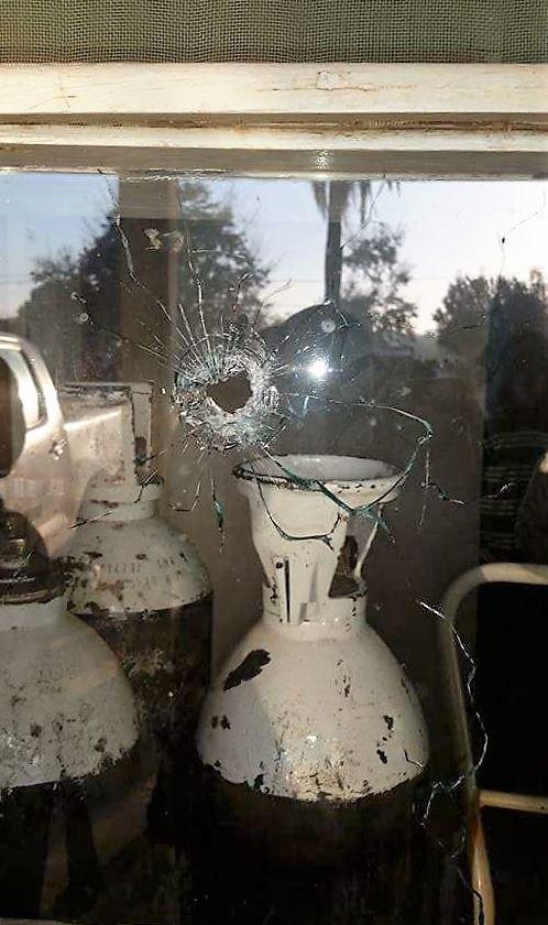 Buraco de bala na janela do Hospital Distrital de Morrumbala, após o ataque por homens armados da RENAMO, no dia 12 de Agosto de 2016.